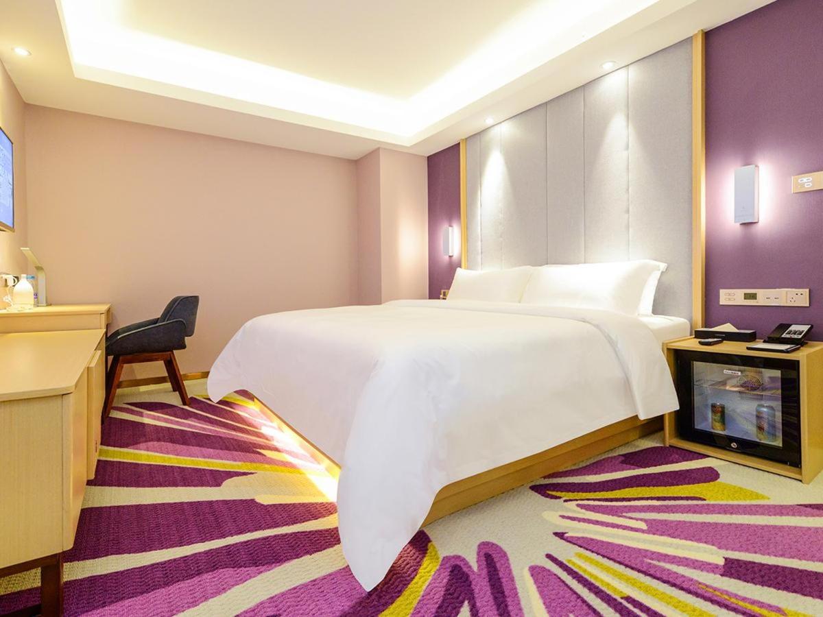 Standard queen size bed room