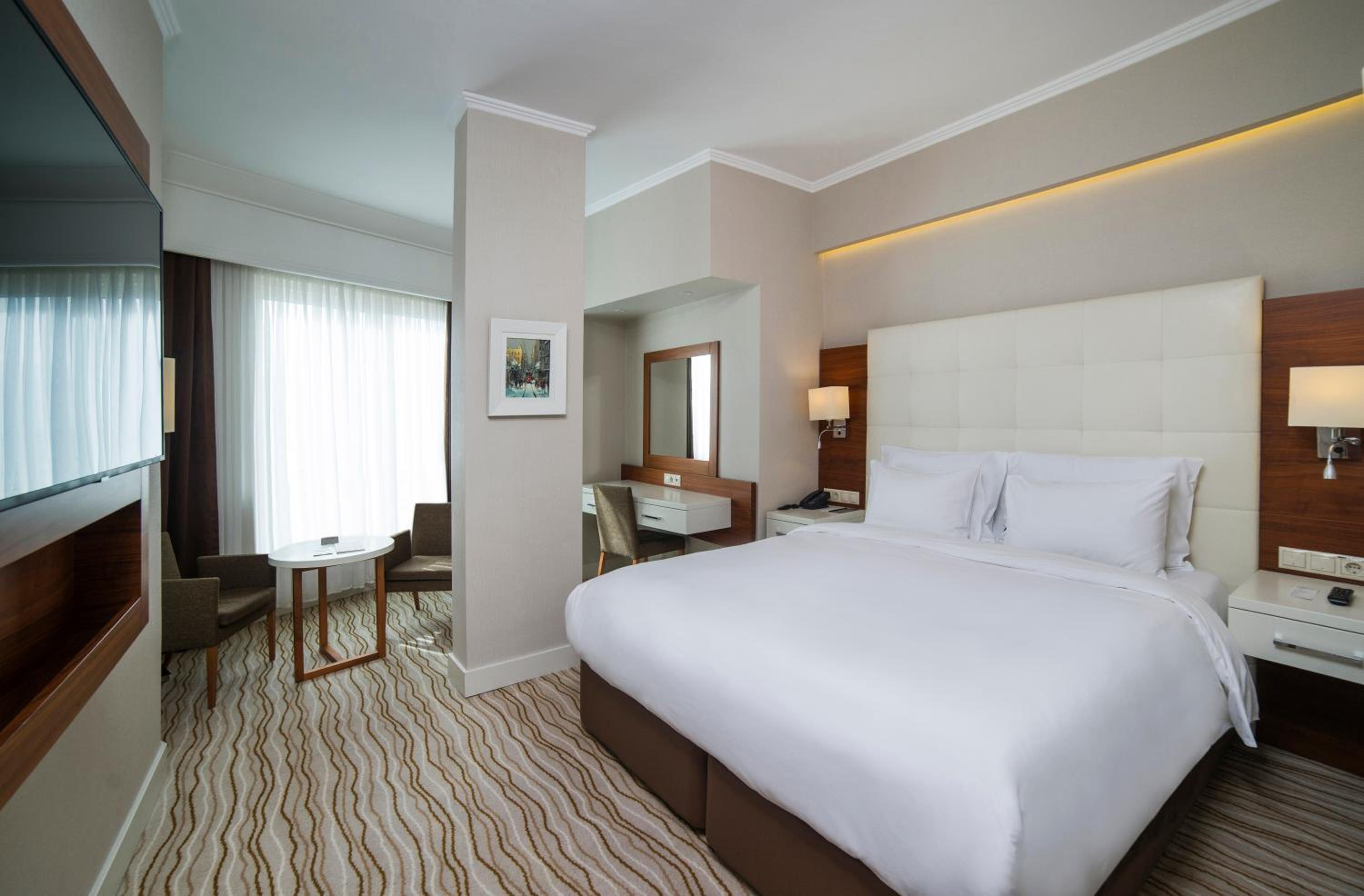 Superior Room with Balcony and Sea View - Non-Smoking photo 2