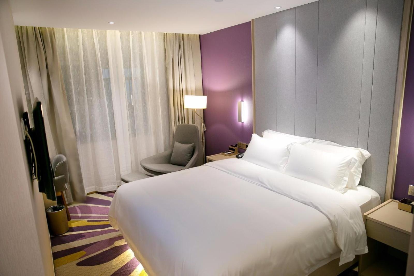 Standard queen size bed room