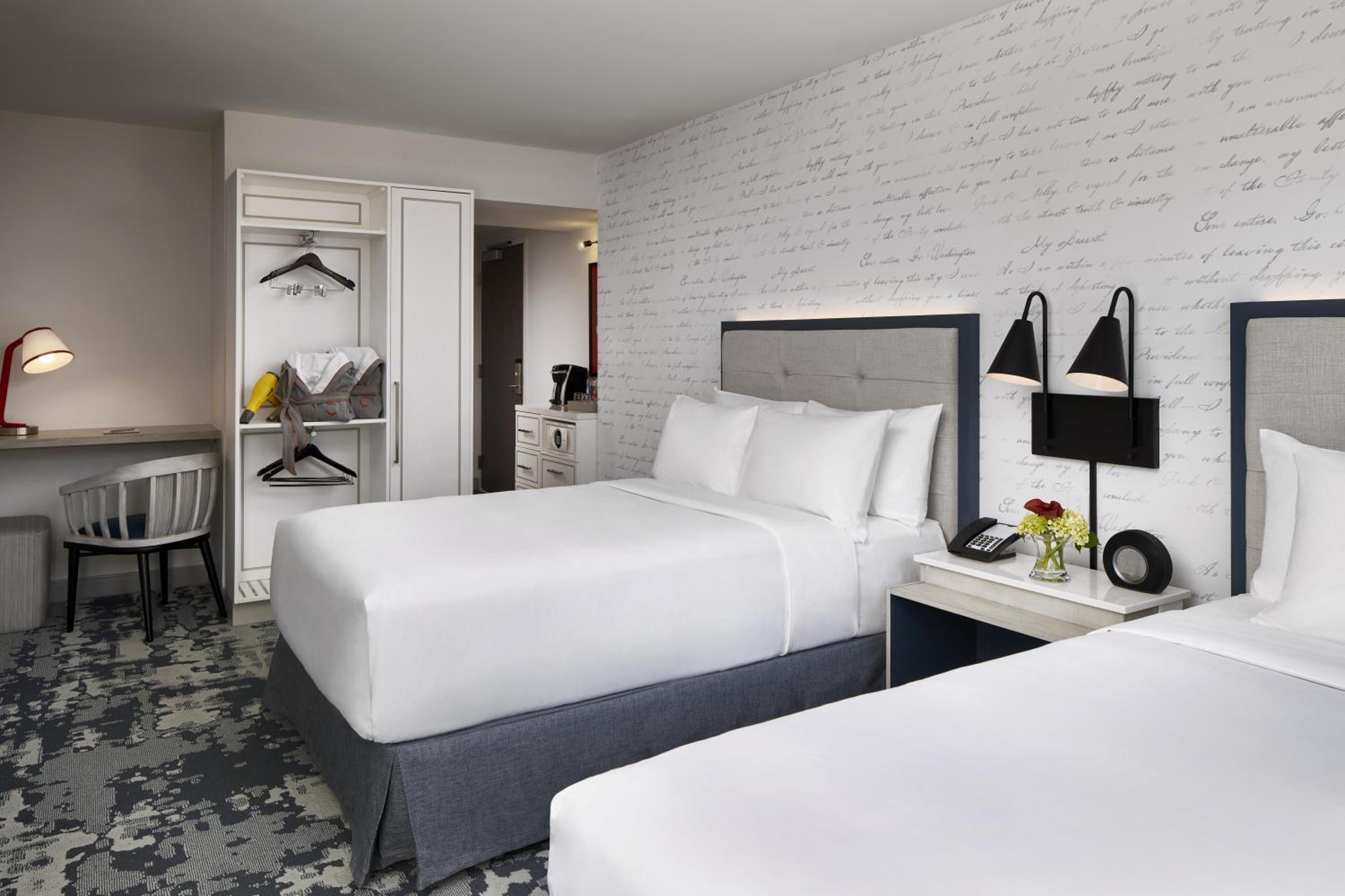 Double Room with Two Double Beds and View - Photo 4