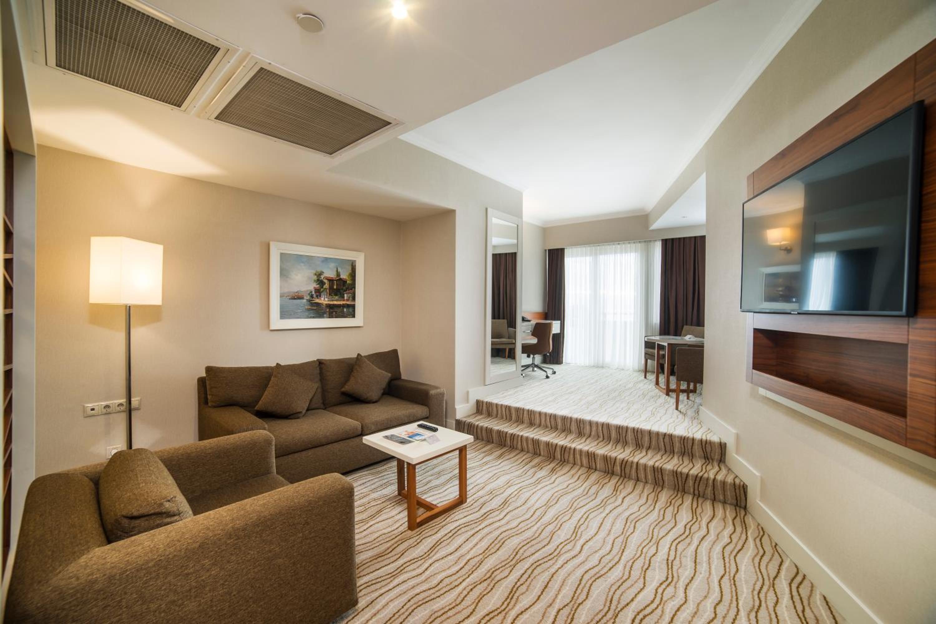 Suite with Balcony and Sea View - Non-Smoking photo 3
