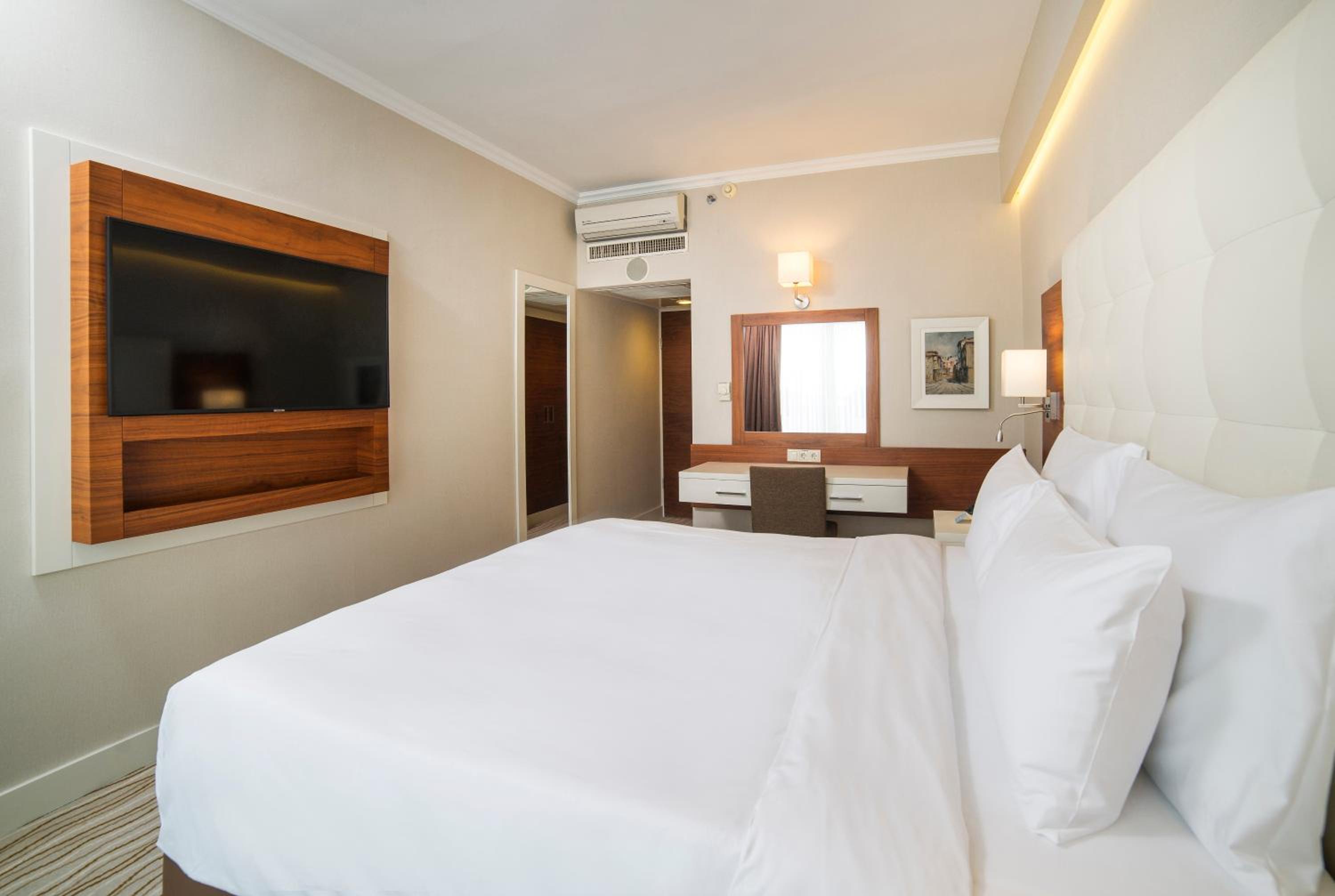 Suite with Balcony and Sea View - Non-Smoking photo 2
