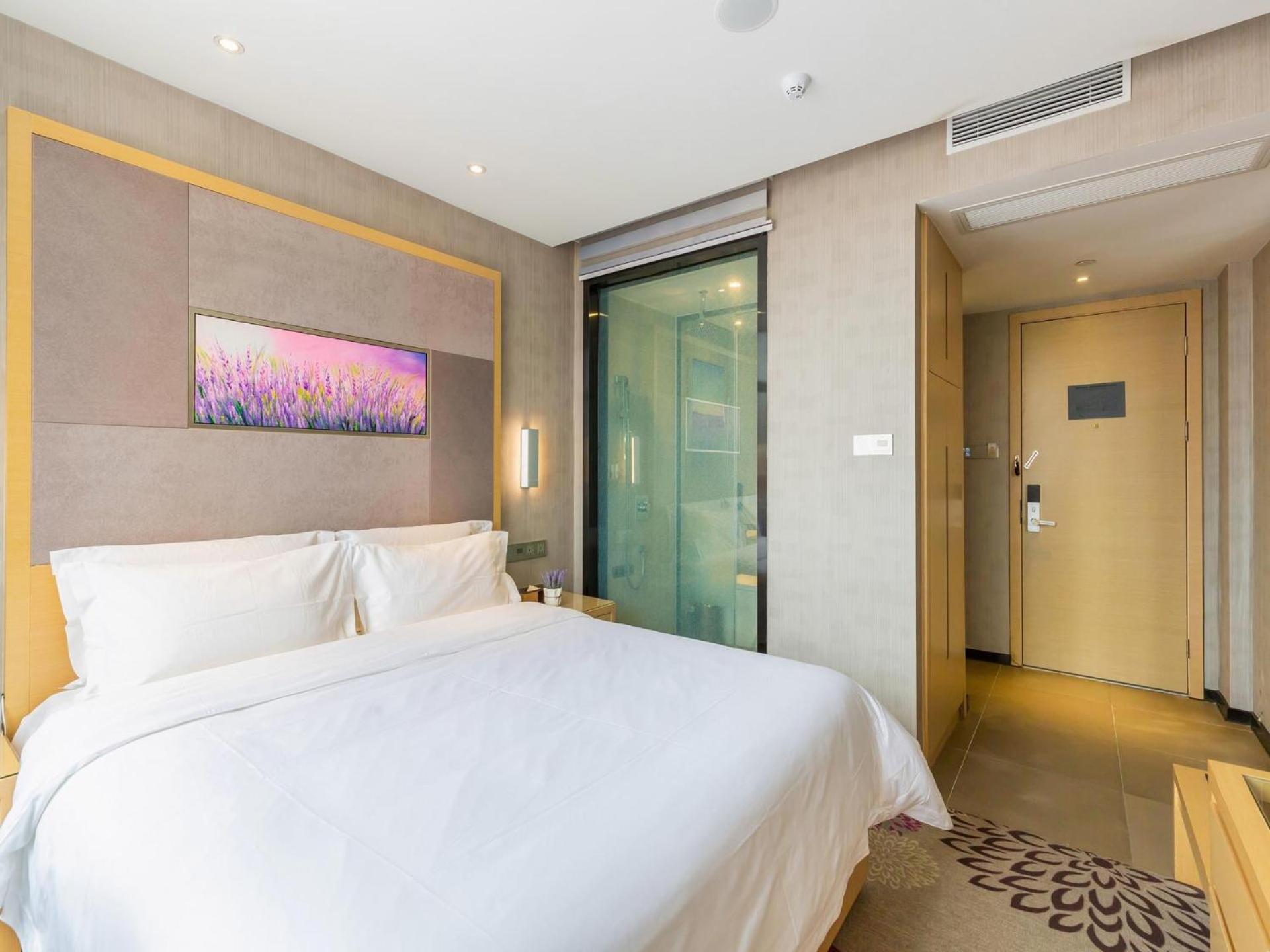 Standard queen size bed room