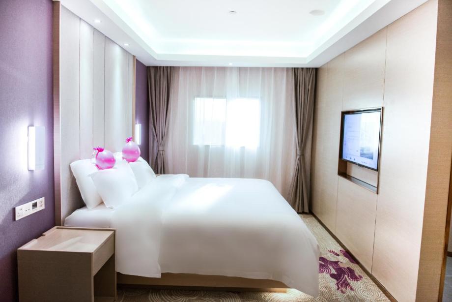 Deluxe King Size Bed Room