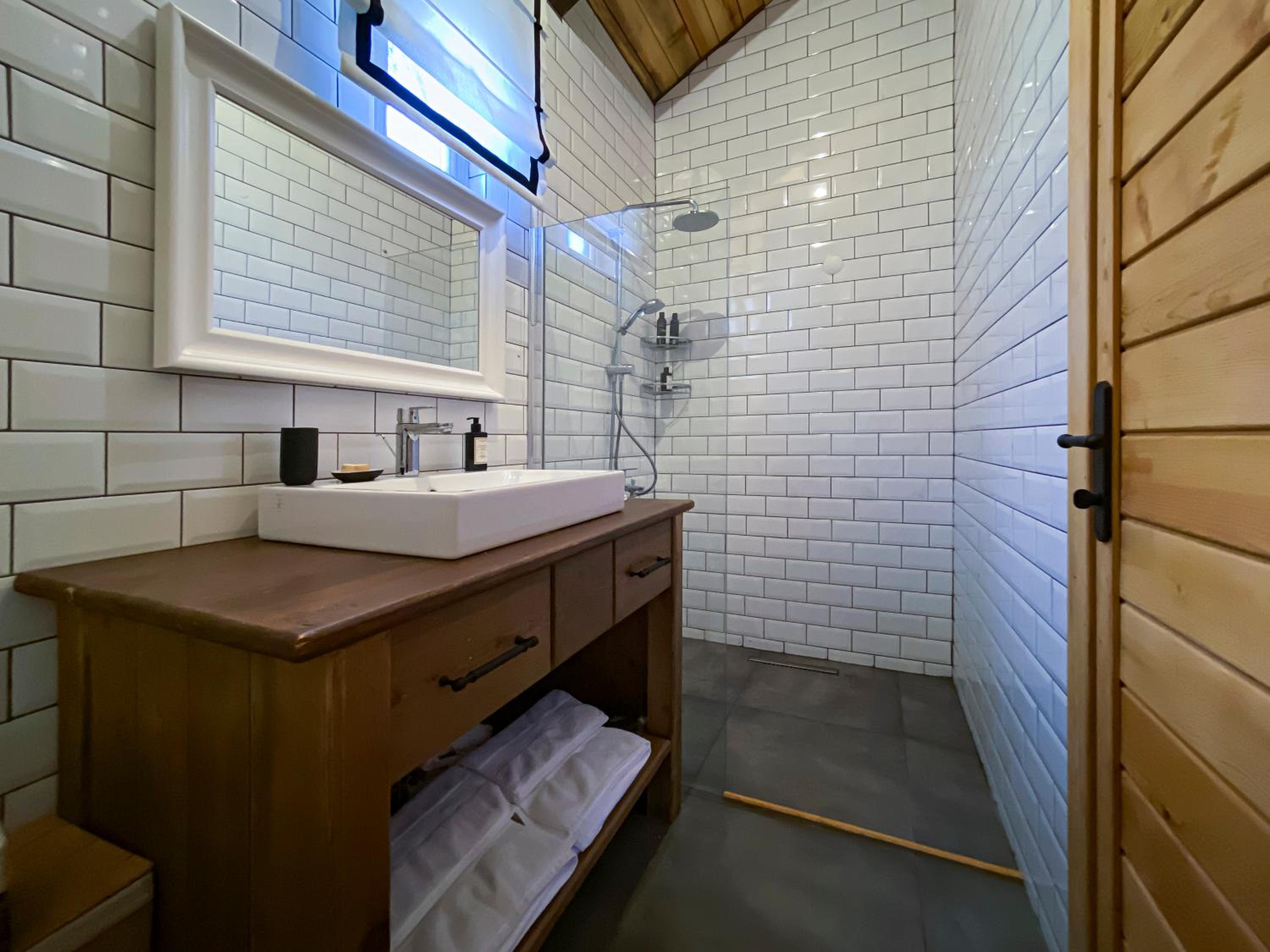Deluxe Suite with Sea View - Photo 2
