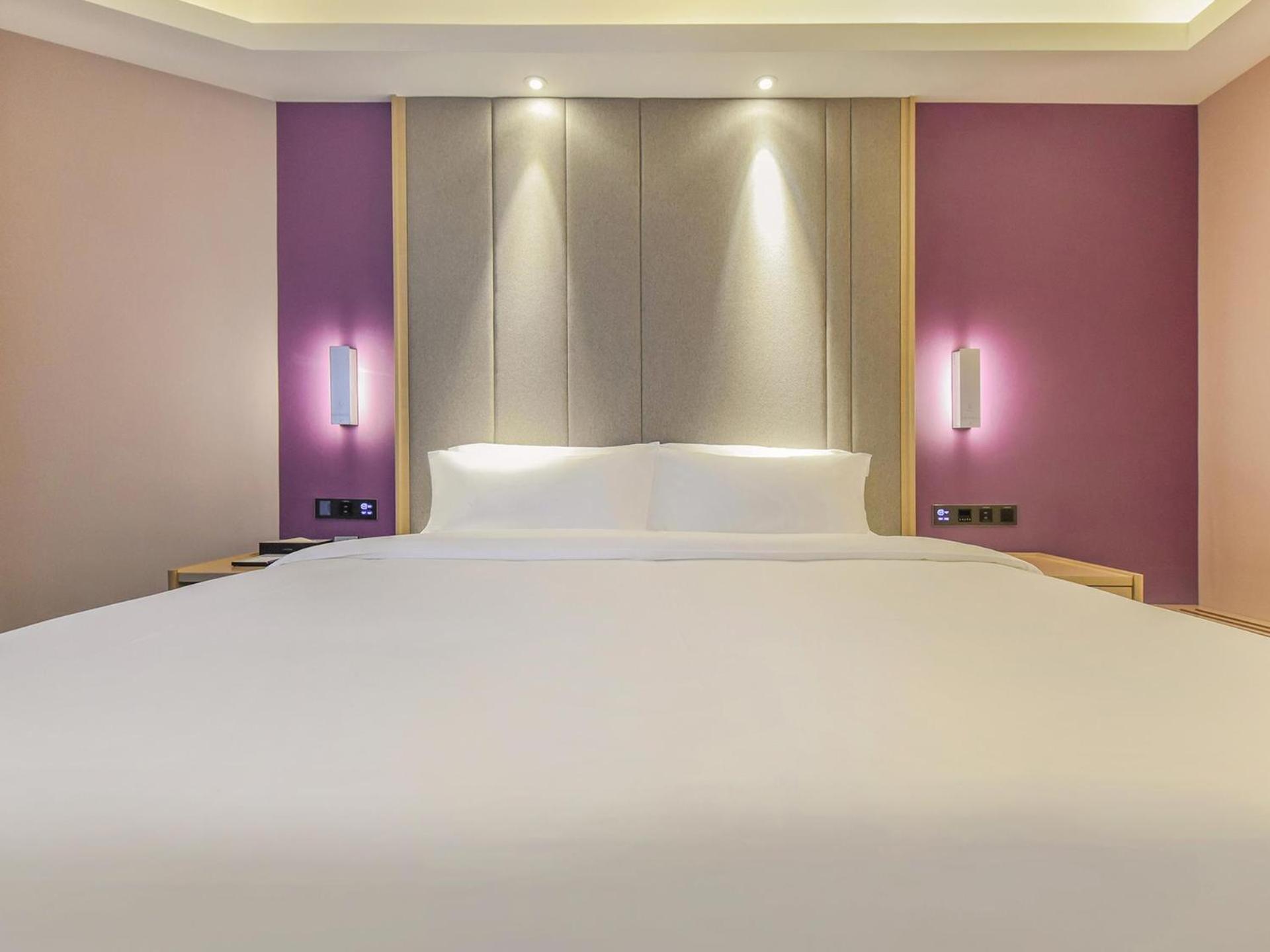 Deluxe King size bed Room photo 2