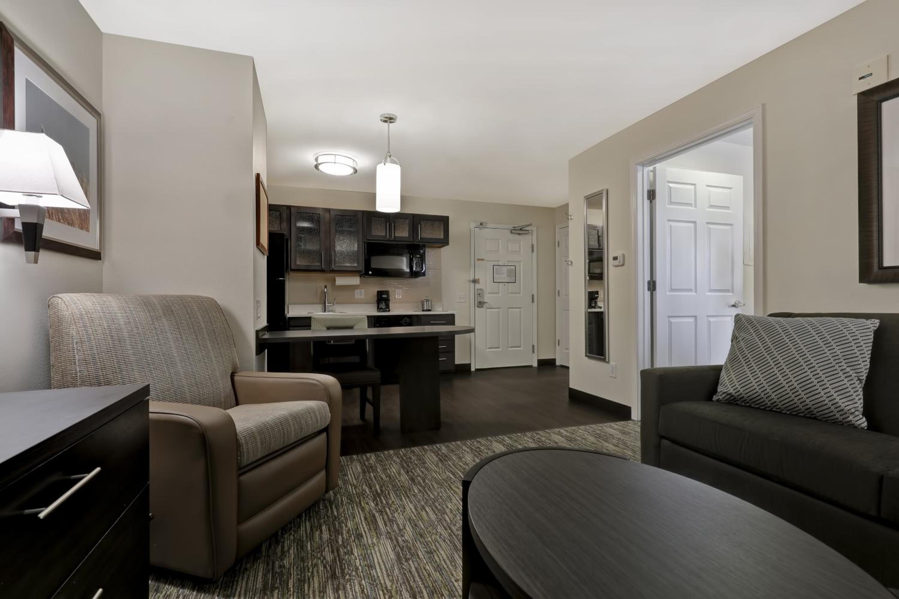 One-Bedroom Queen Suite -Non-Smoking - Photo 7