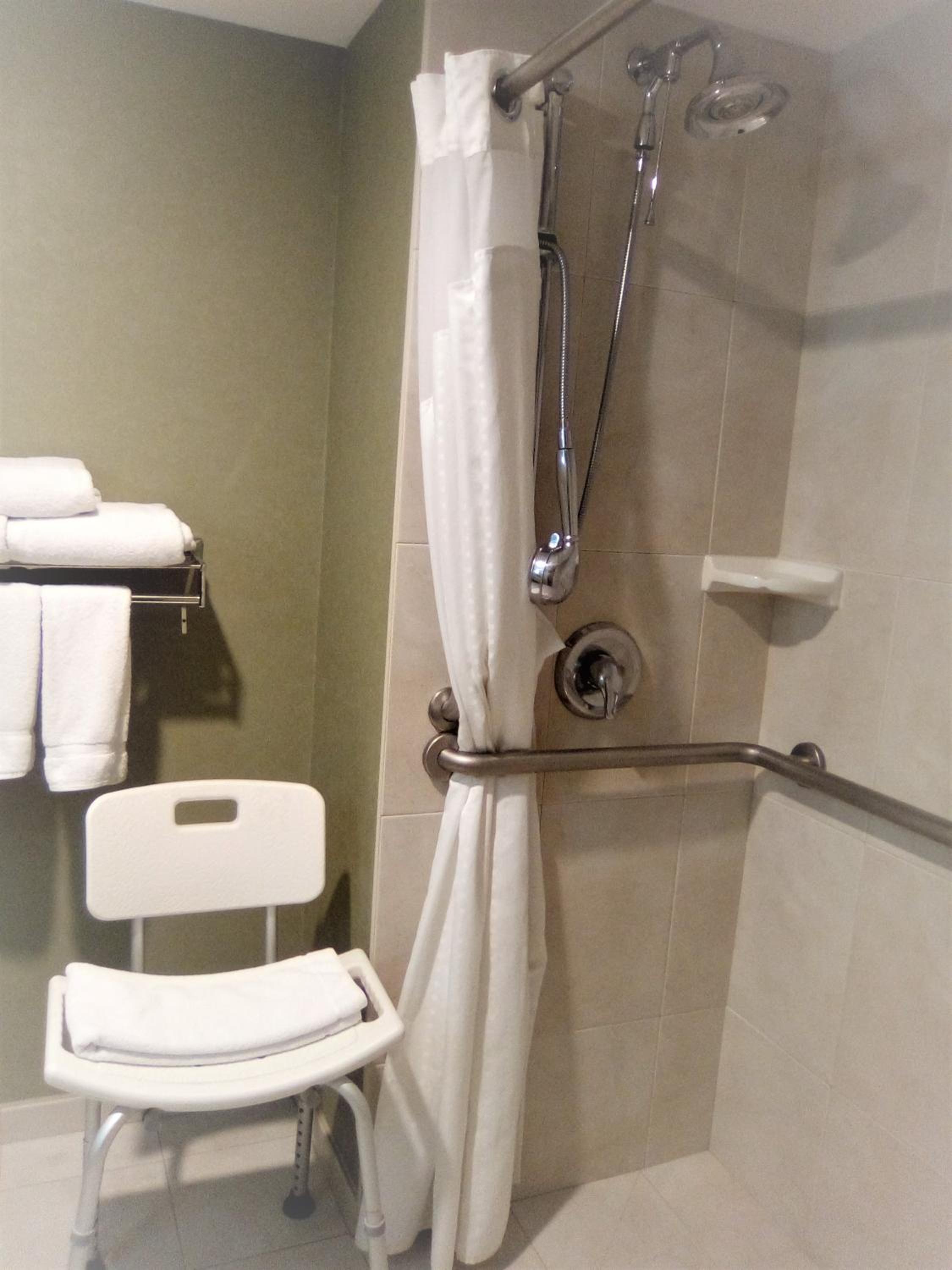 Standard King Room - Accessible - Photo 5