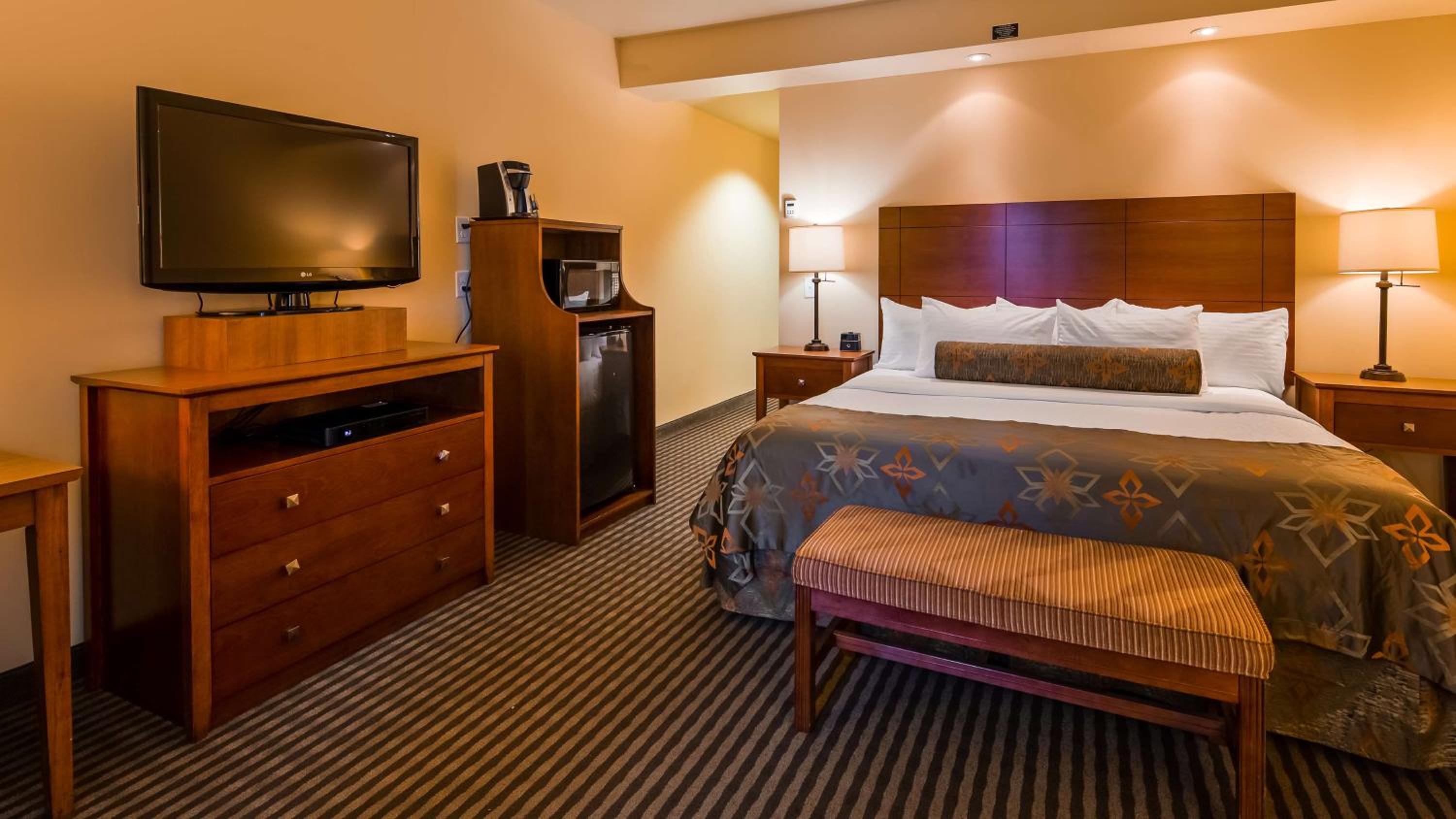 King Suite with Sofa Bed and Wet Bar - Non-Smoking - Photo 5