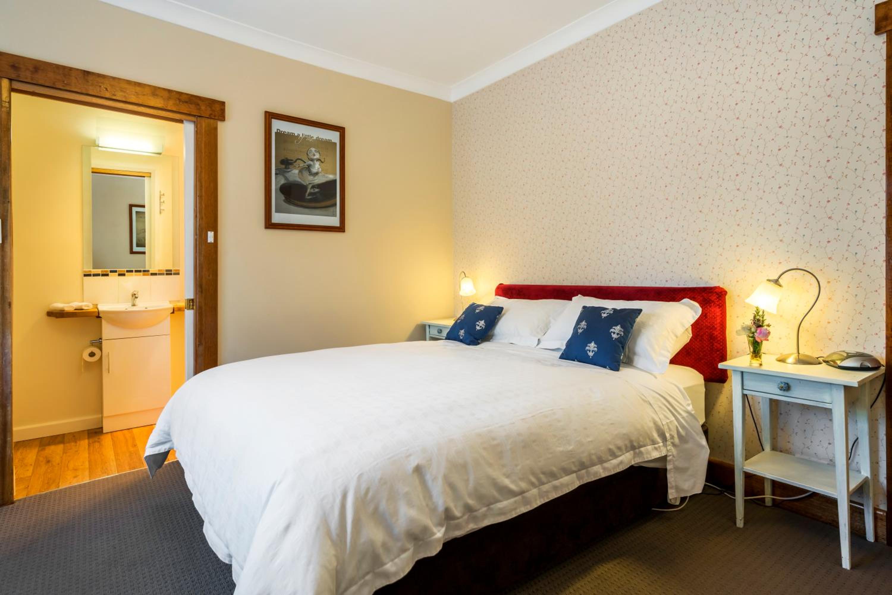 Queen Room photo 2