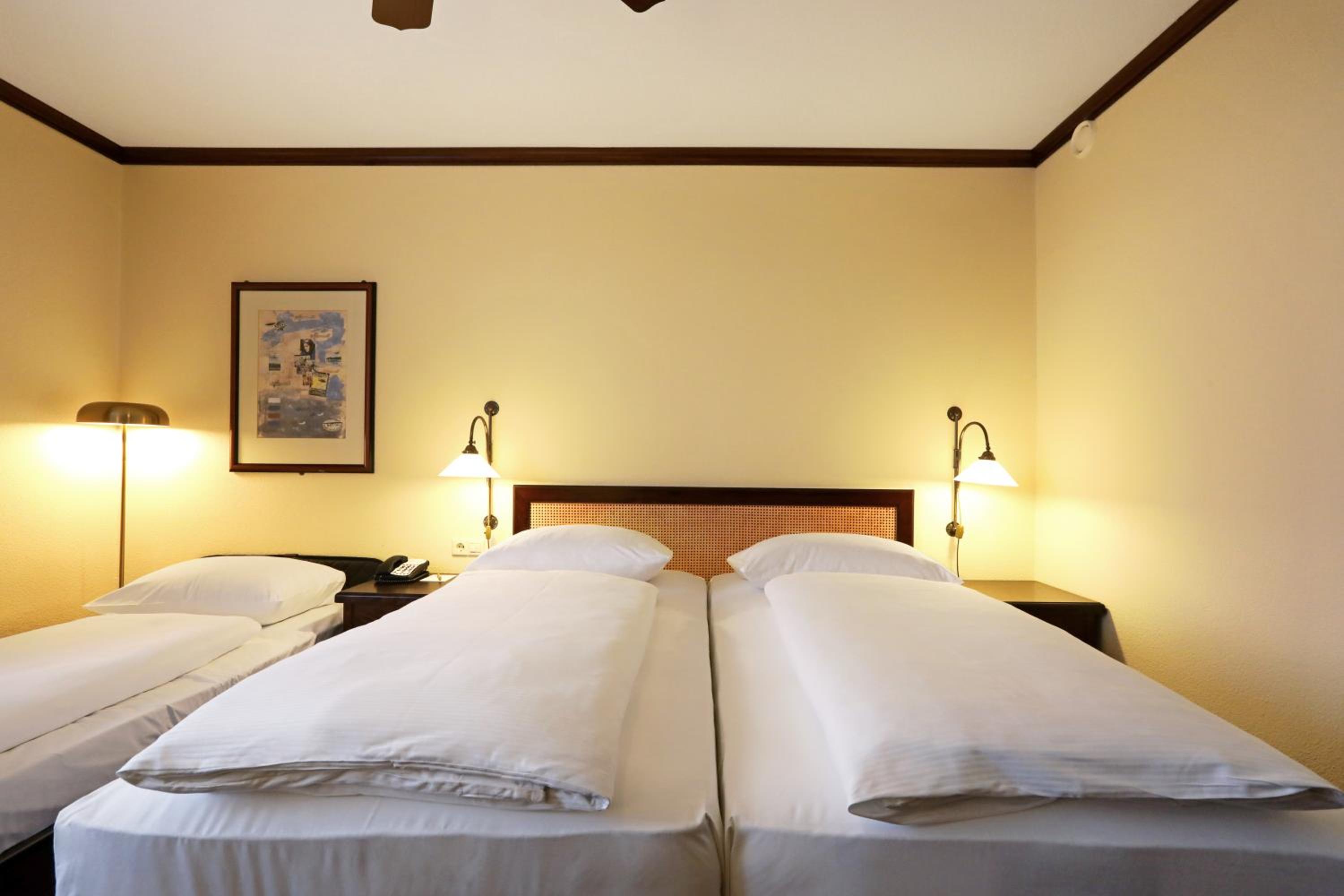 Classic Room with One Double Bed and One Single Bed - Photo 5