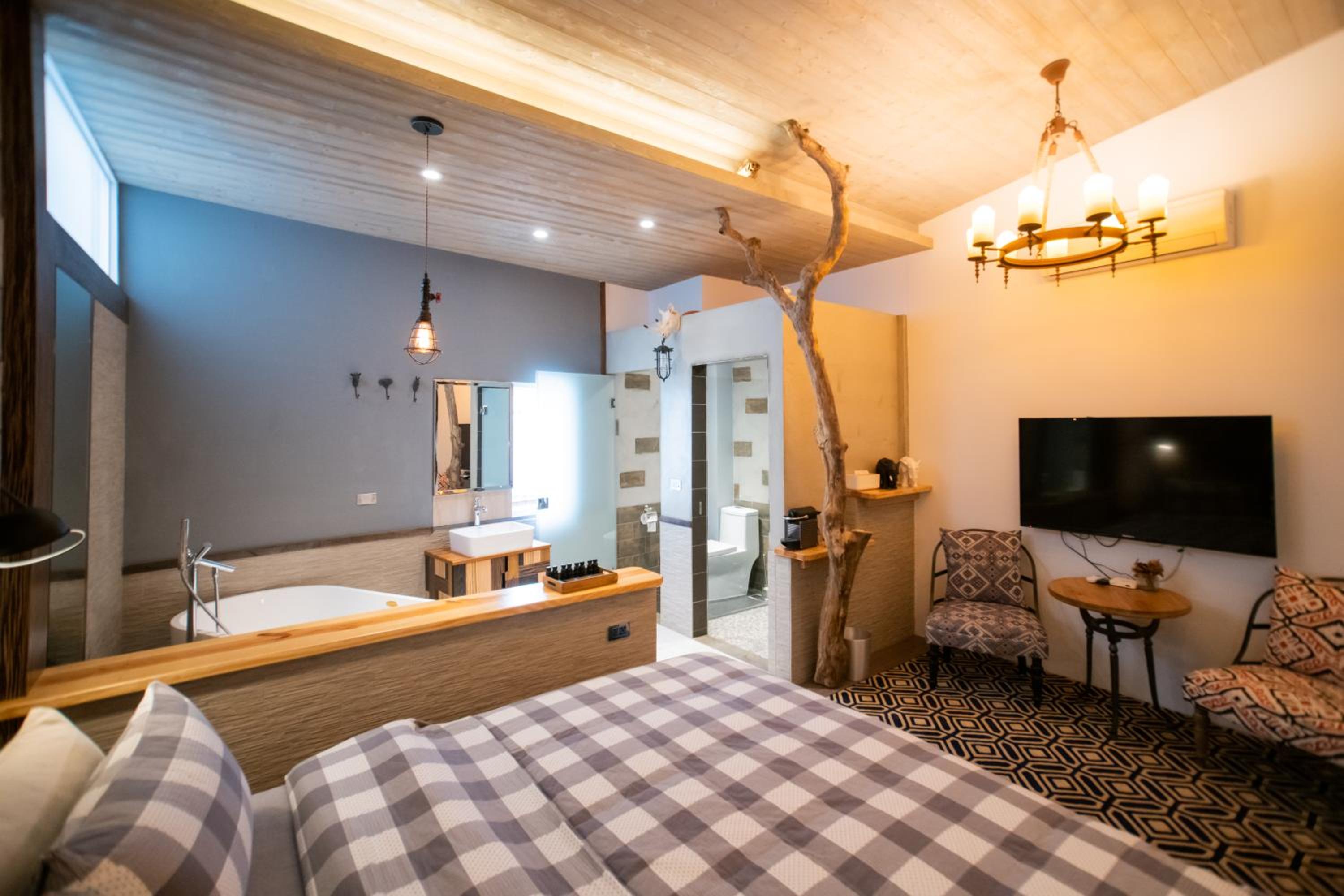 Deluxe Double Room with Bath photo 3