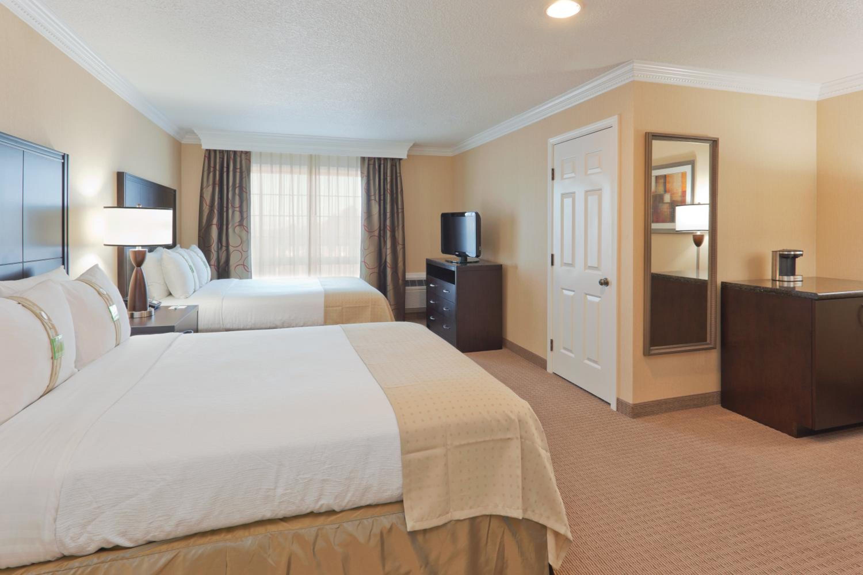 Queen Suite with Two Queen Beds and Mobility Accessible Tub - Non-Smoking - Photo 4