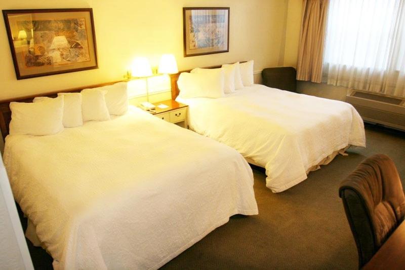 Queen Room with Two Queen Beds - Non-Smoking - Photo 2