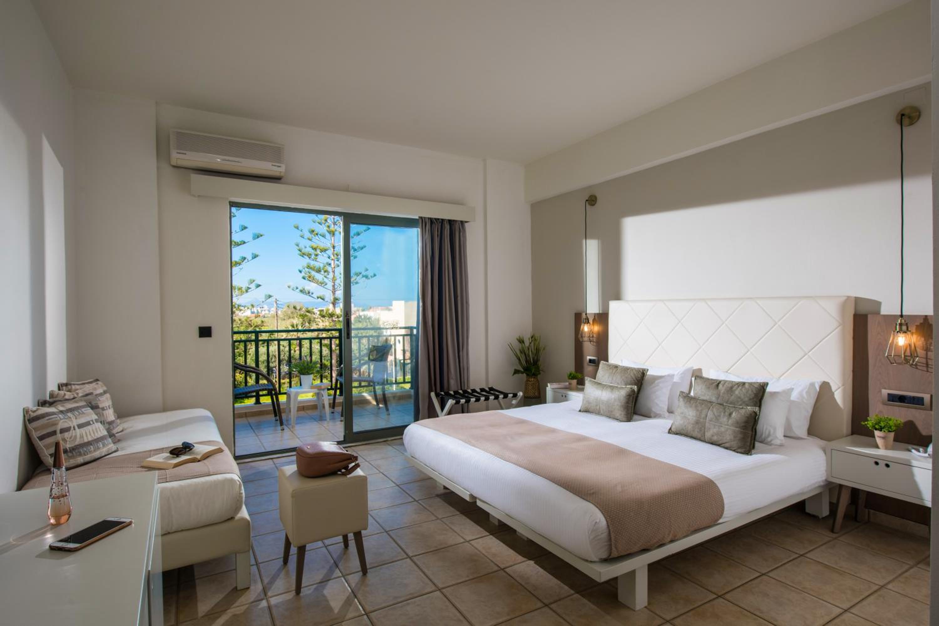 Habitación Triple con Vista al Jardín