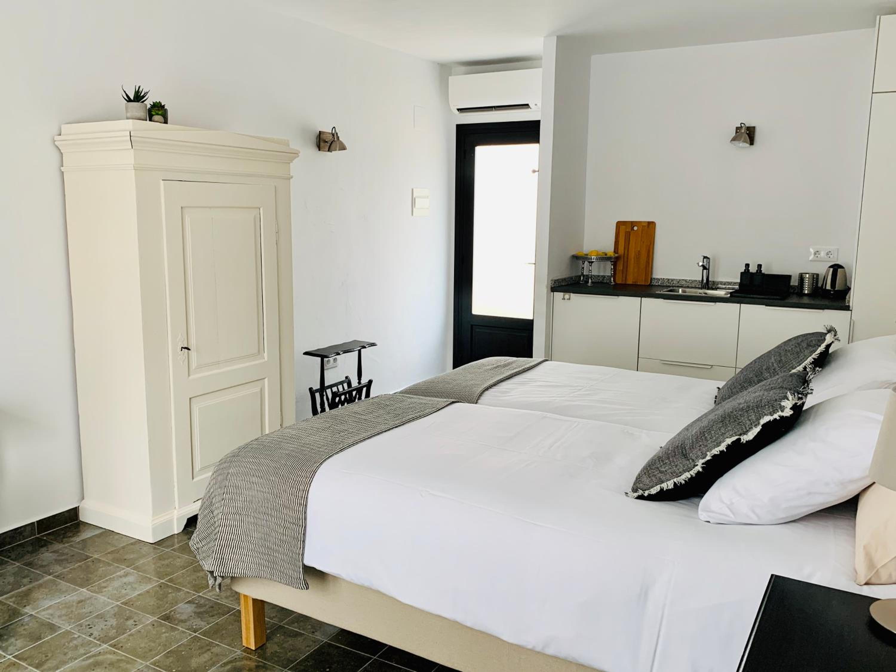 Twin Room with Private Bathroom photo 2