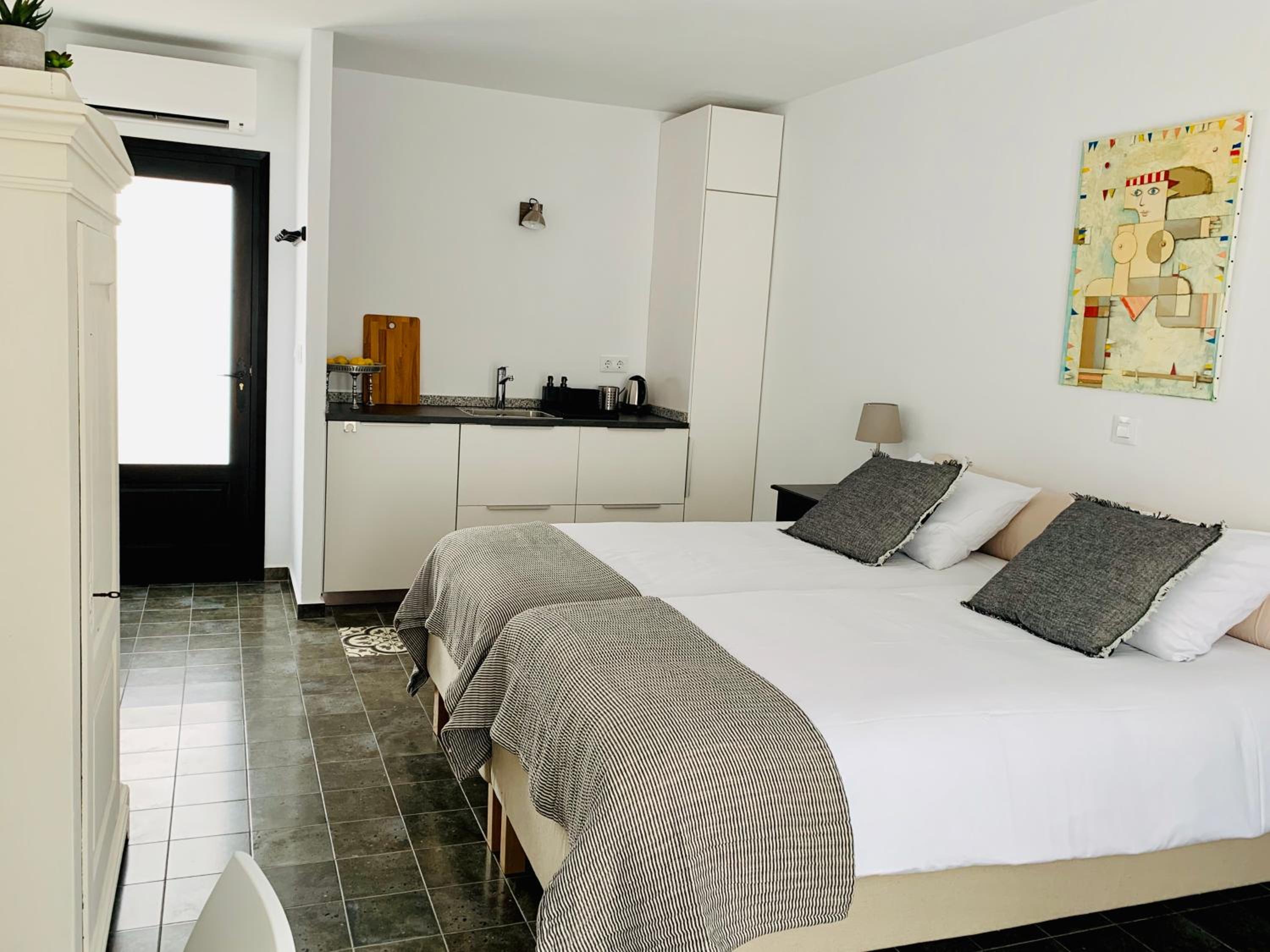 Twin Room with Private Bathroom photo 3
