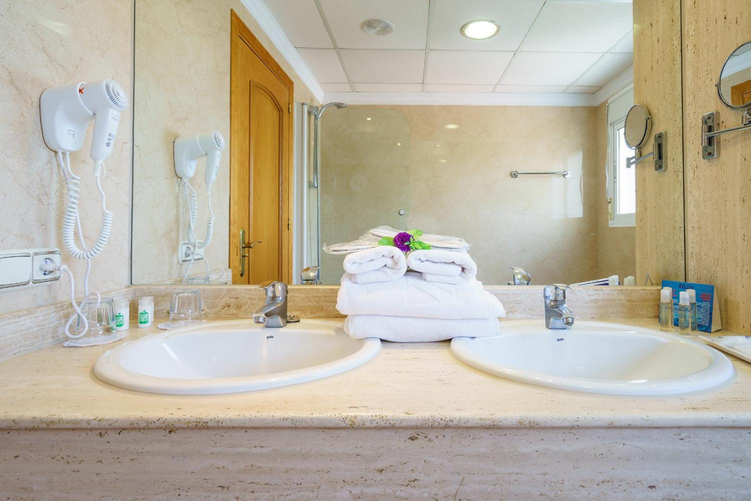 Superior Twin Room with Sea View - Photo 2