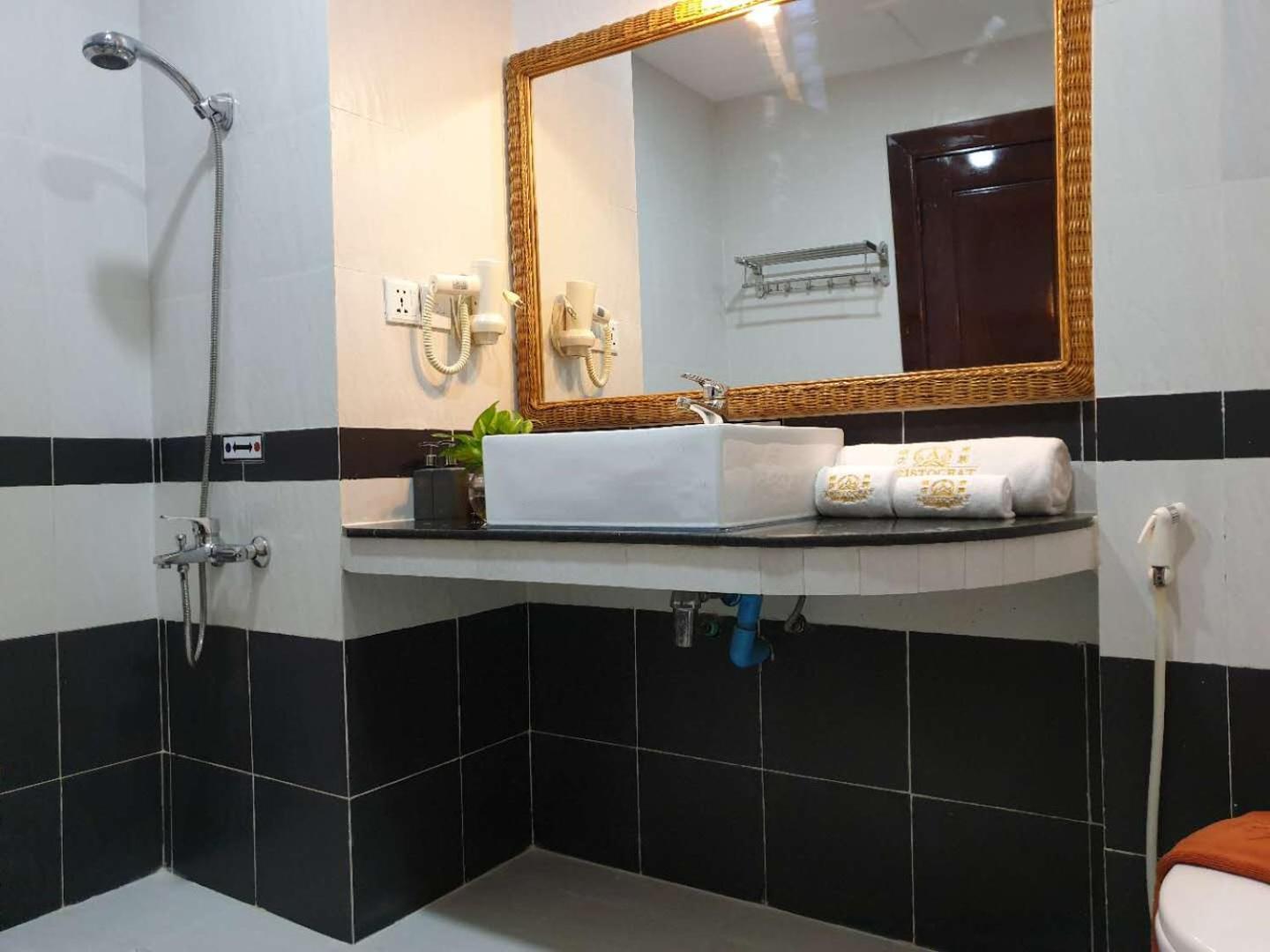 Deluxe Twin Room with Sea View - Photo 11