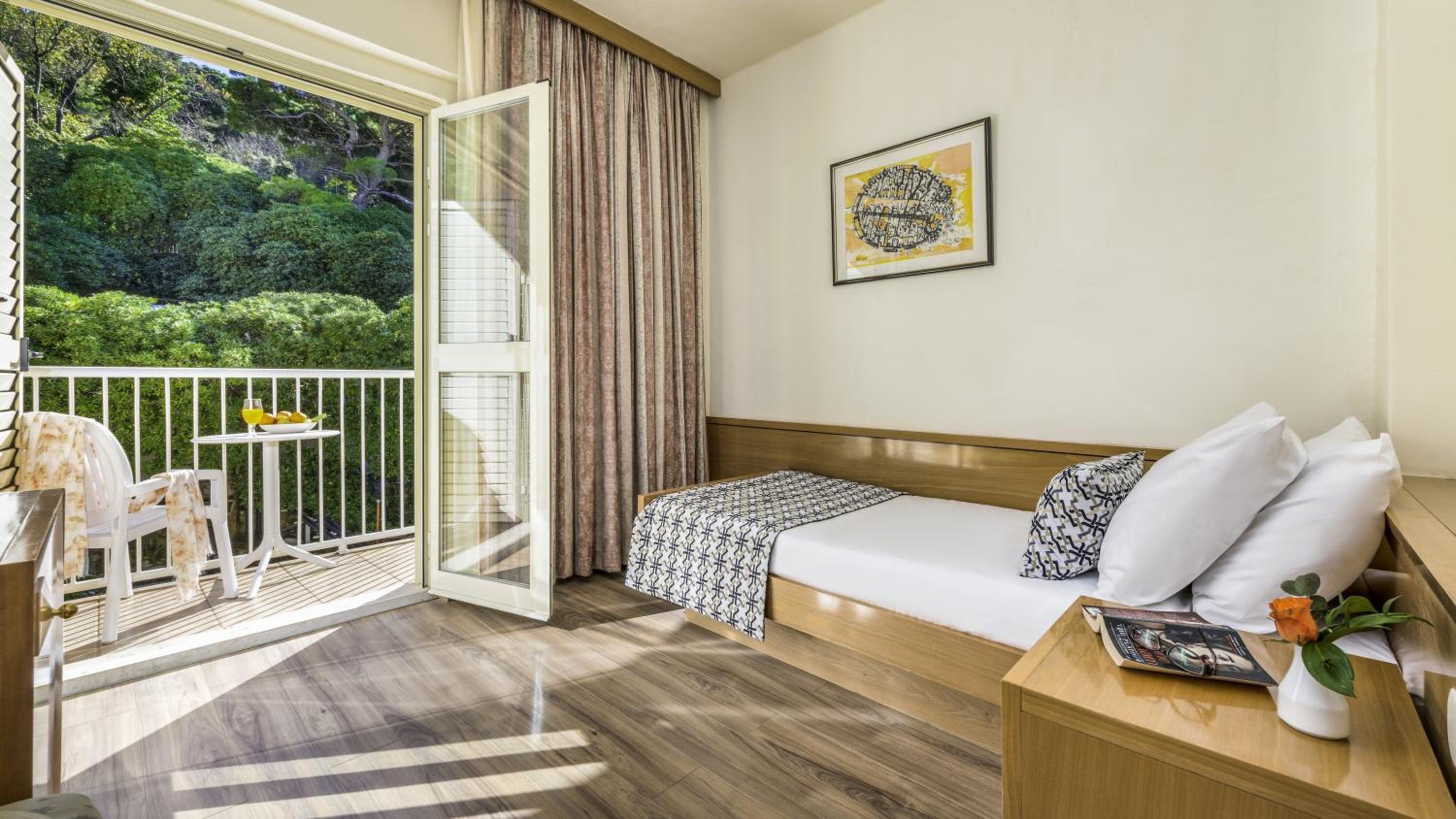 Standard Single Room with Park View and Balcony thumbnail 5
