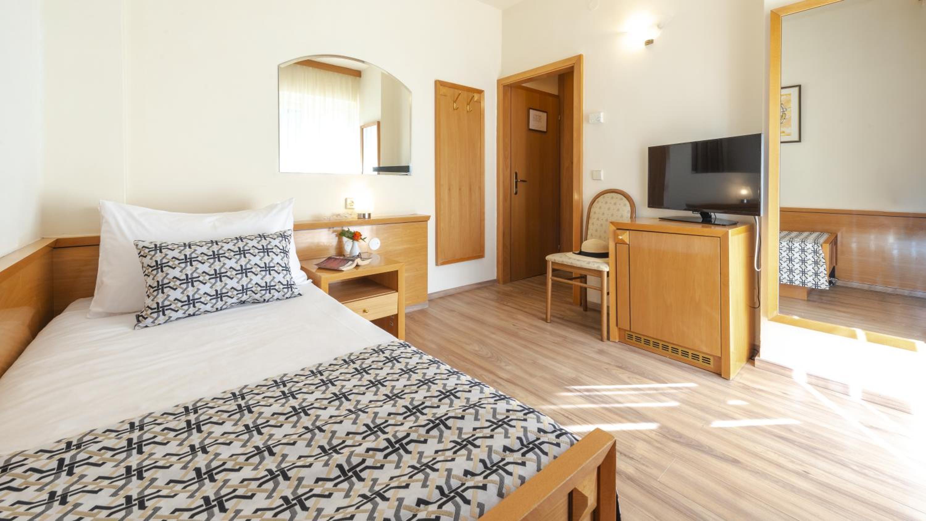 Standard Single Room with Park View and Balcony thumbnail 6