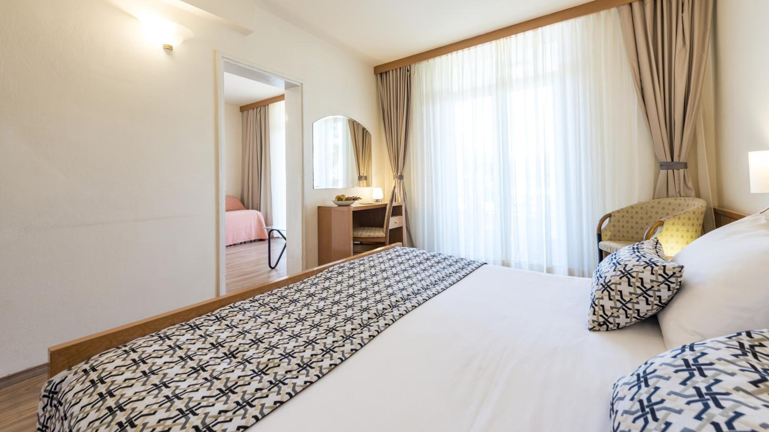 Triple Room with Balcony and Sea View thumbnail 5