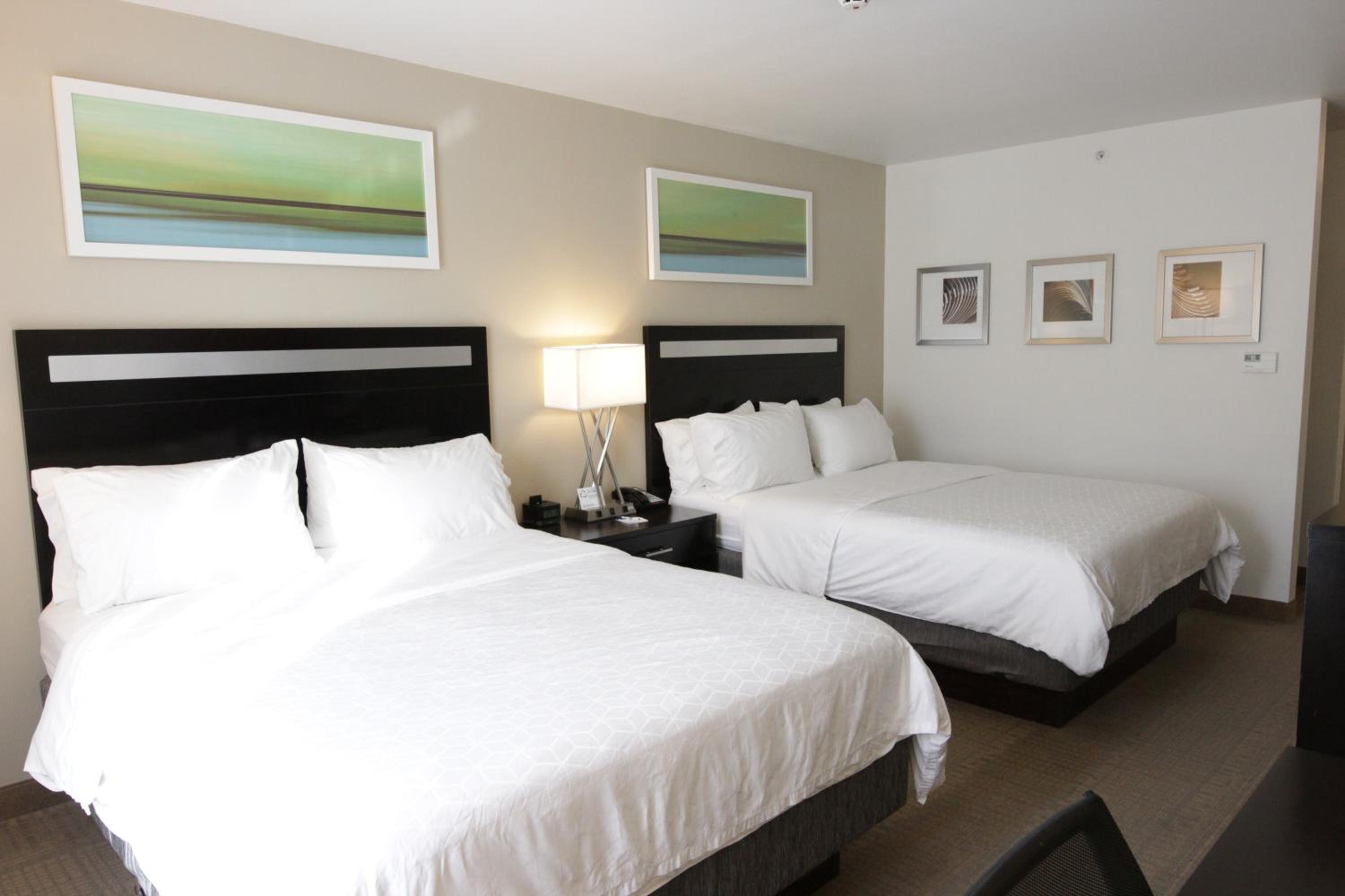 Queen Room with Two Queen Beds - Hearing Accessible/Non-Smoking photo 2