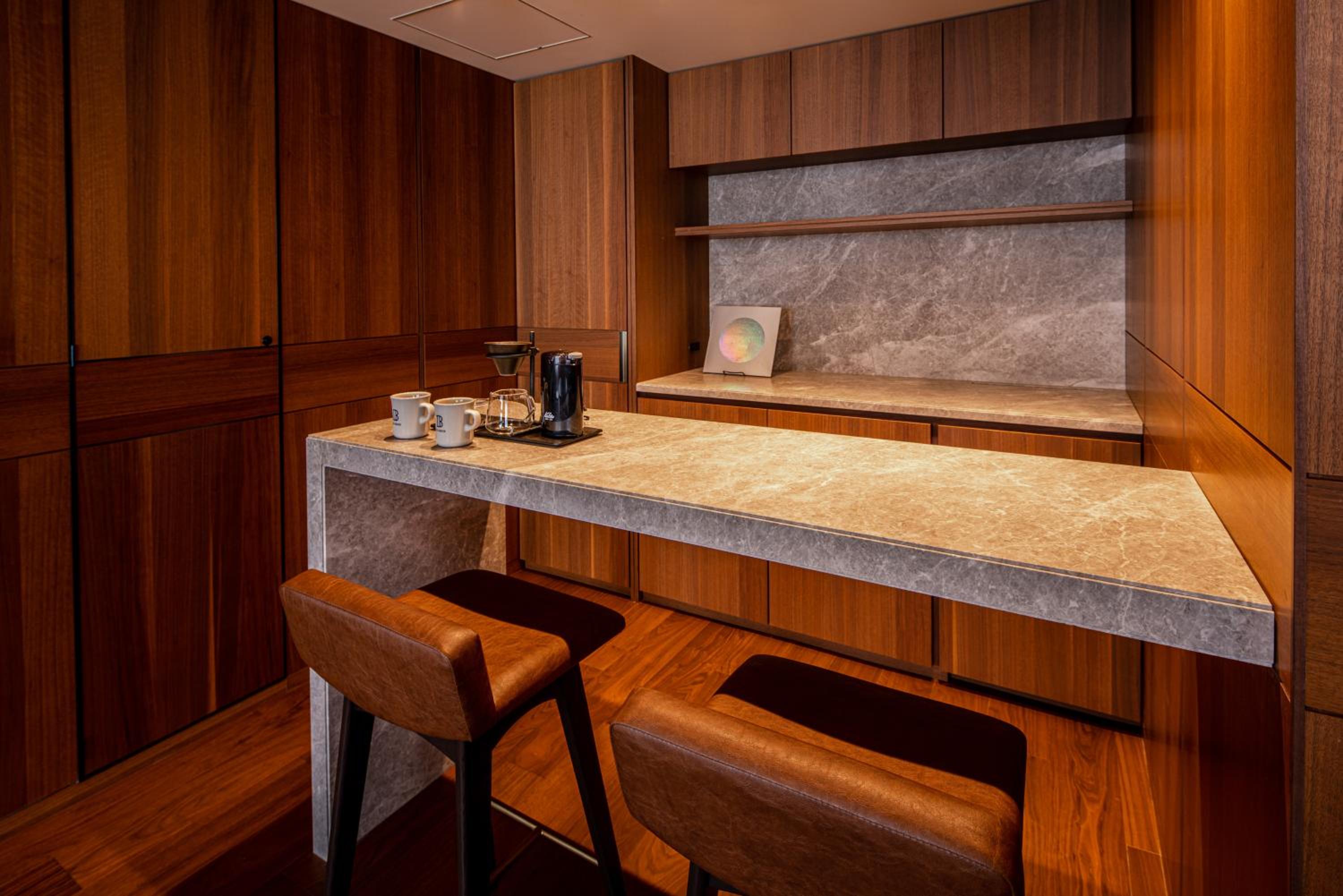 Twin Suite with Club Lounge Access (Story) - Non-Smoking thumbnail 5
