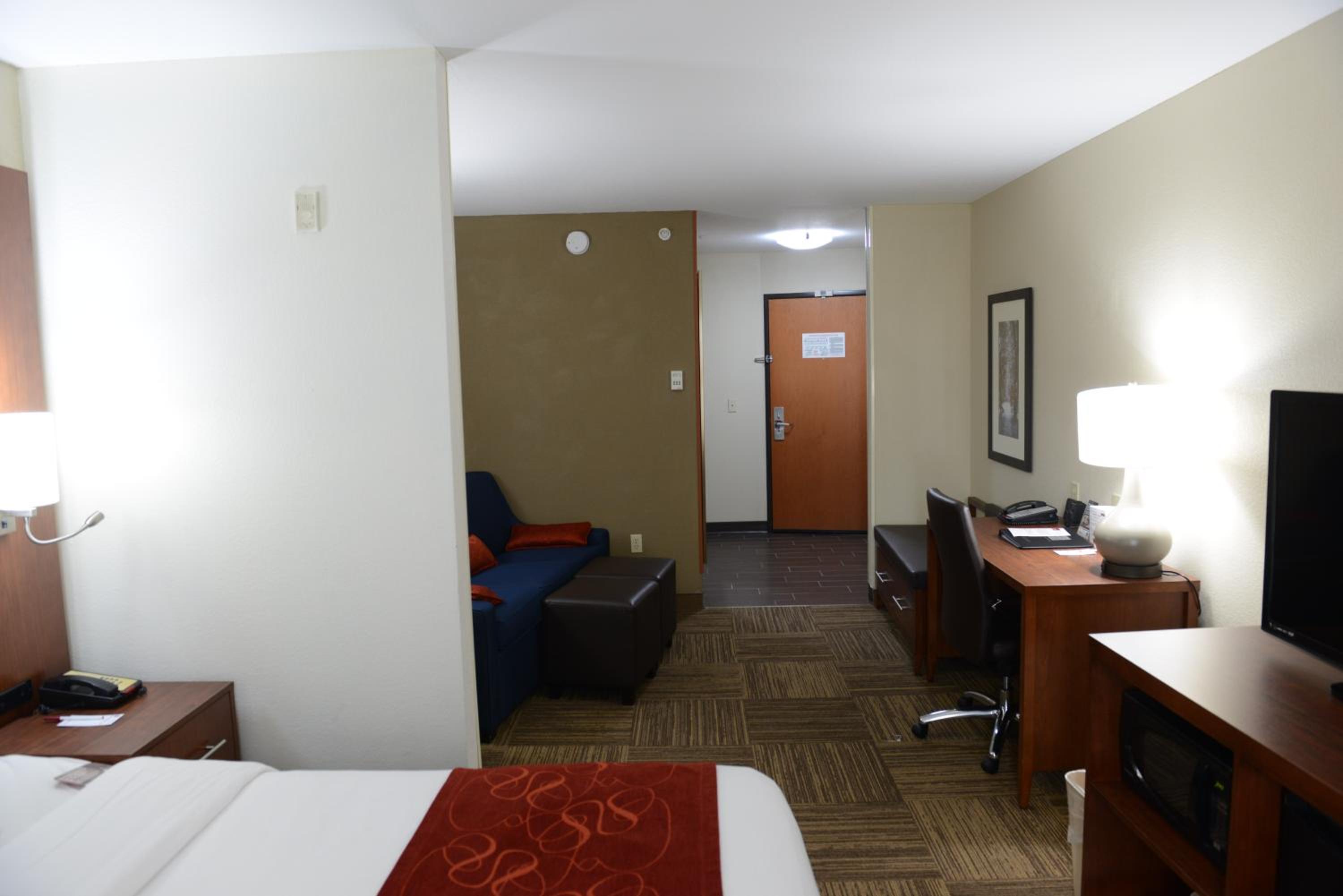 King Suite - Non-Smoking - Photo 3