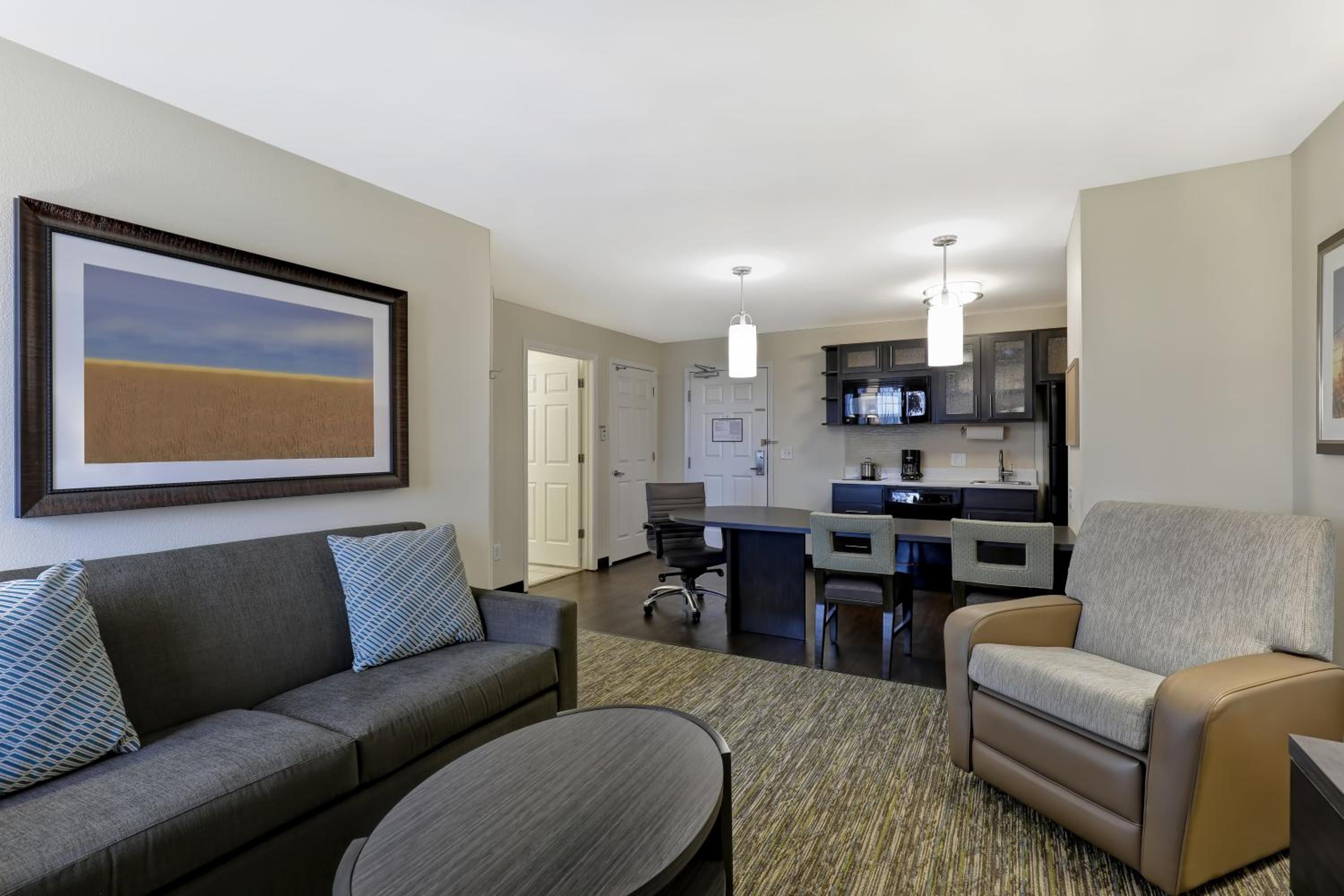 One-Bedroom Queen Suite -Non-Smoking - Photo 1