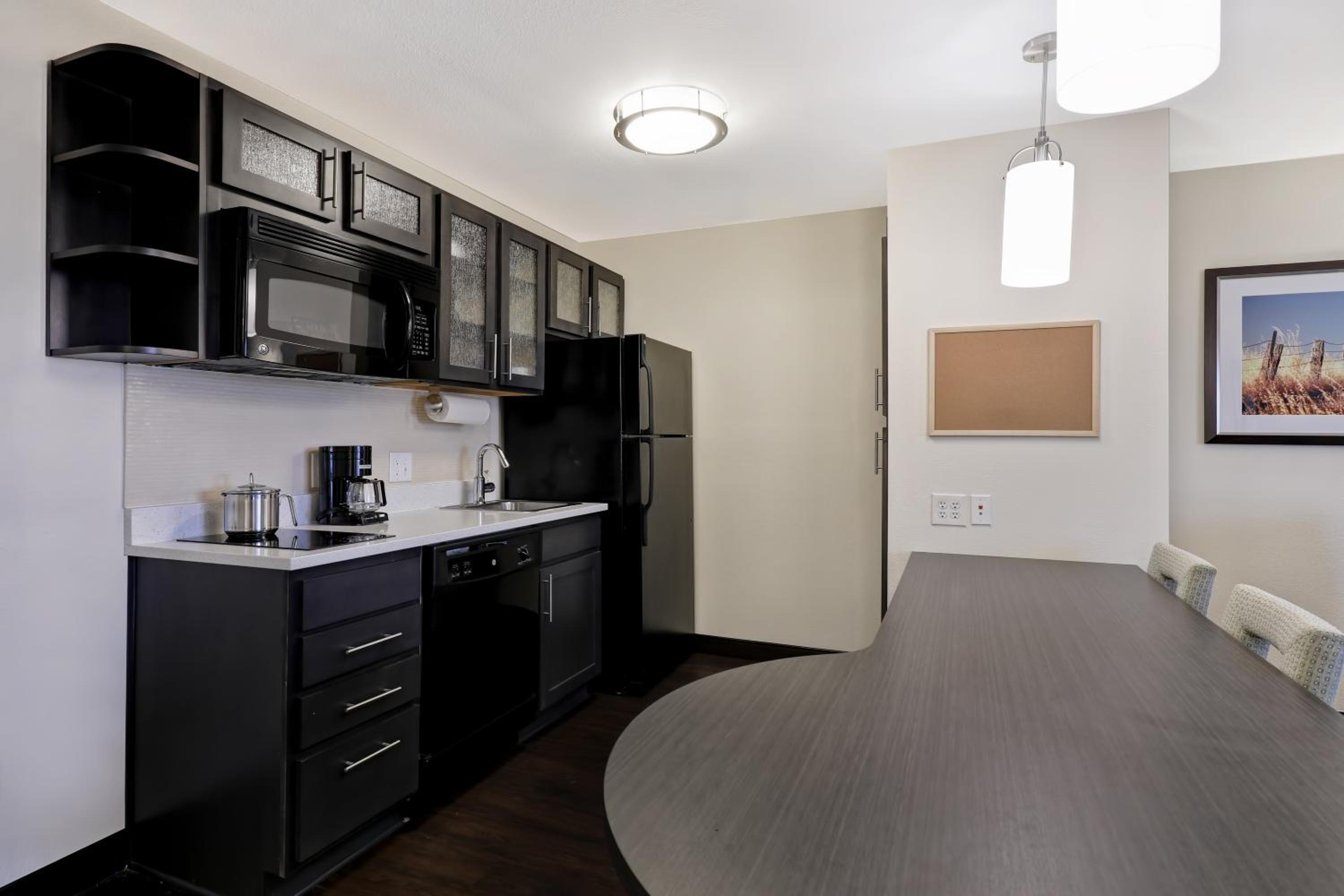 One-Bedroom Queen Suite -Non-Smoking - Photo 2