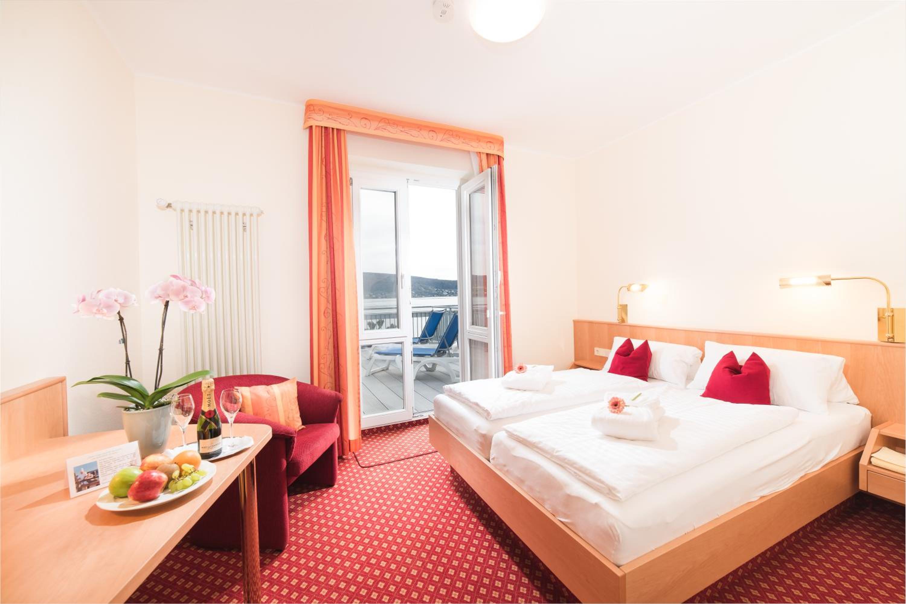 Superior Double Room with Lake View and Balcony photo 2