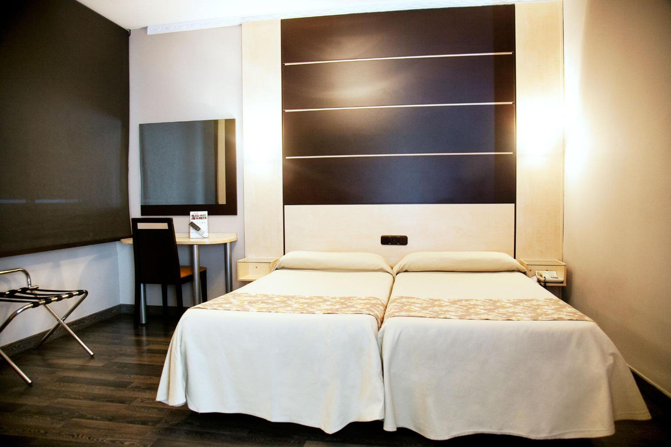 Double or Twin Room - Photo 6