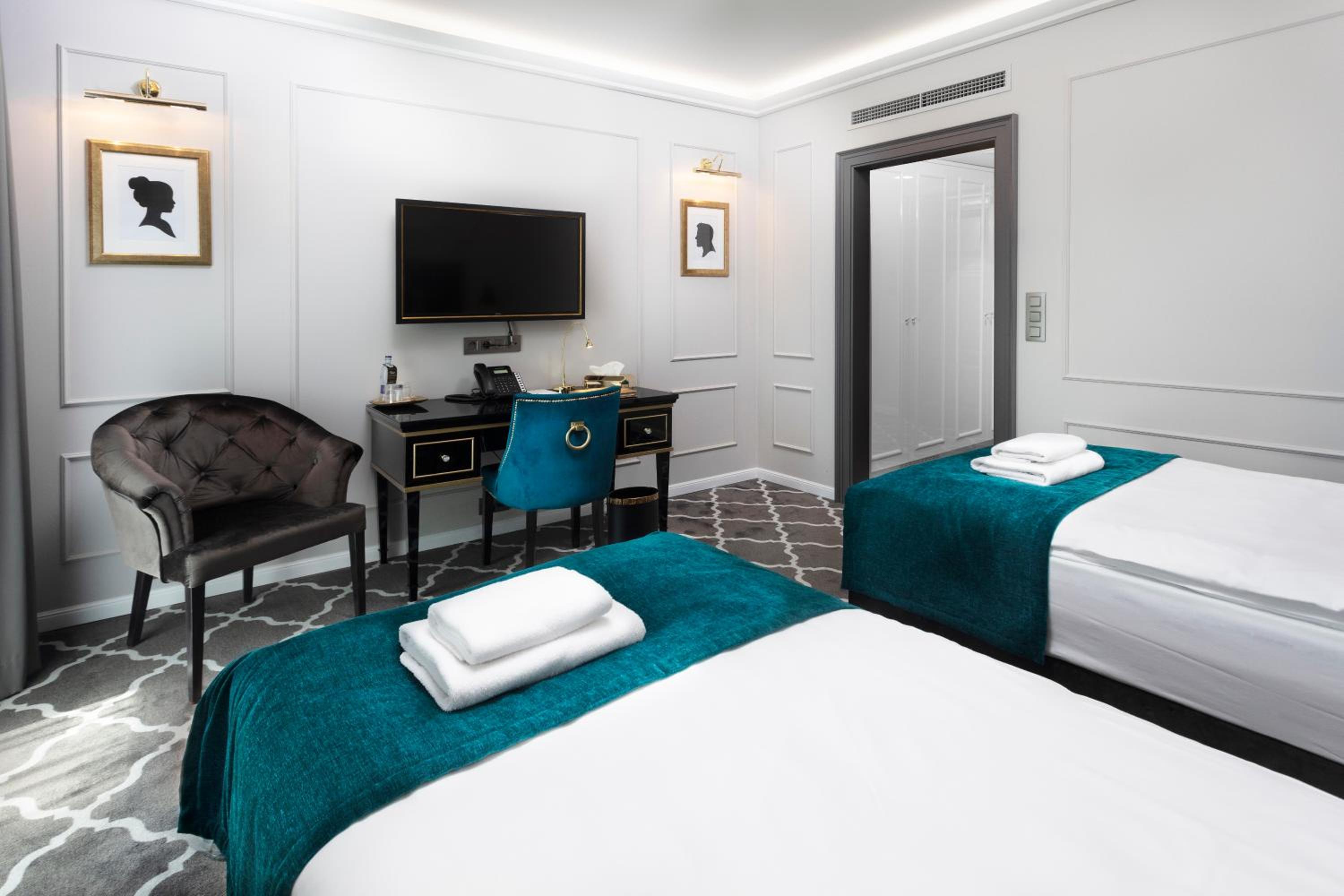 Superior Room with Balcony - Photo 2