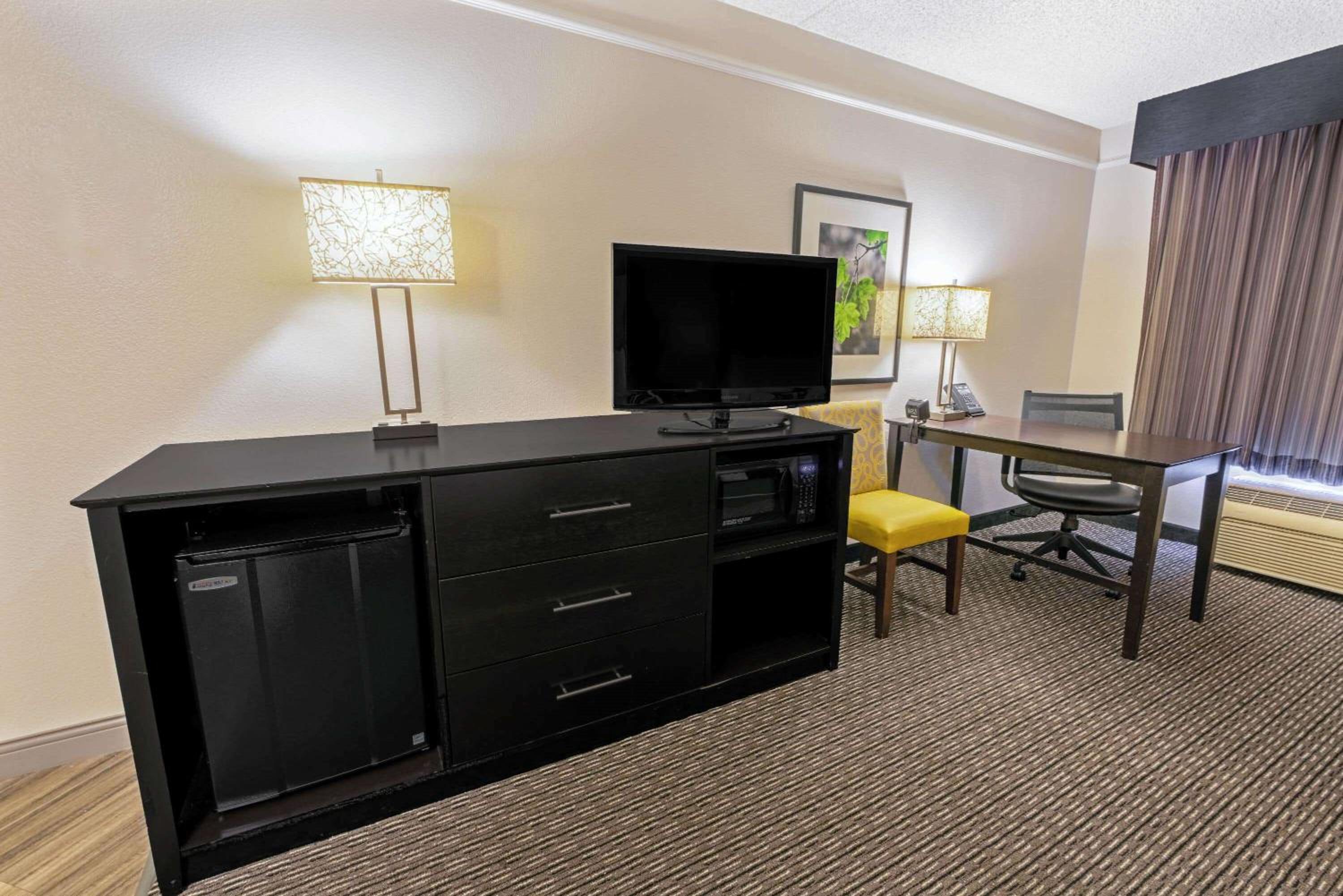 Deluxe Double Room with Two Double Beds - Photo 4