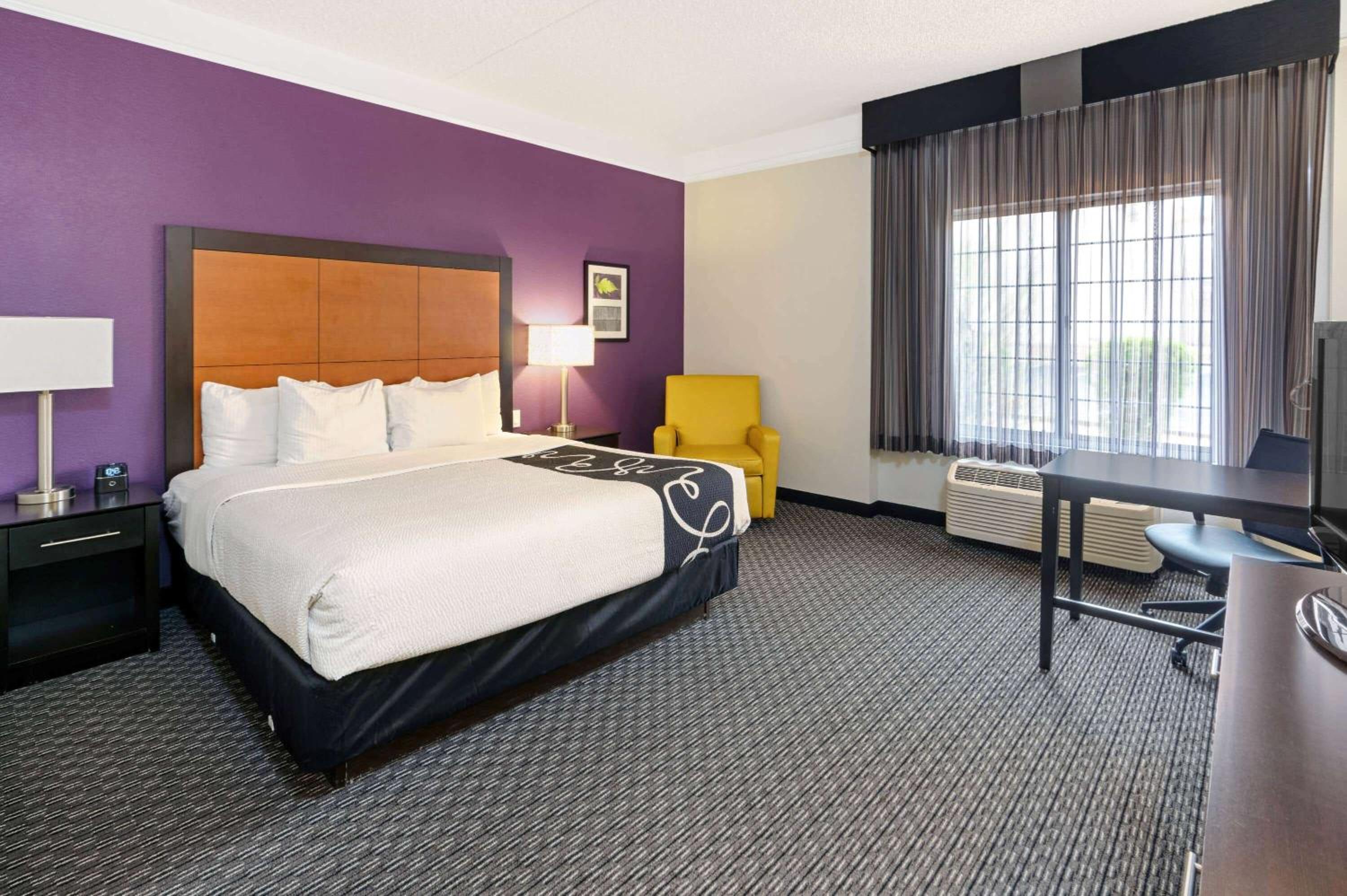 Deluxe King Room - Photo 2