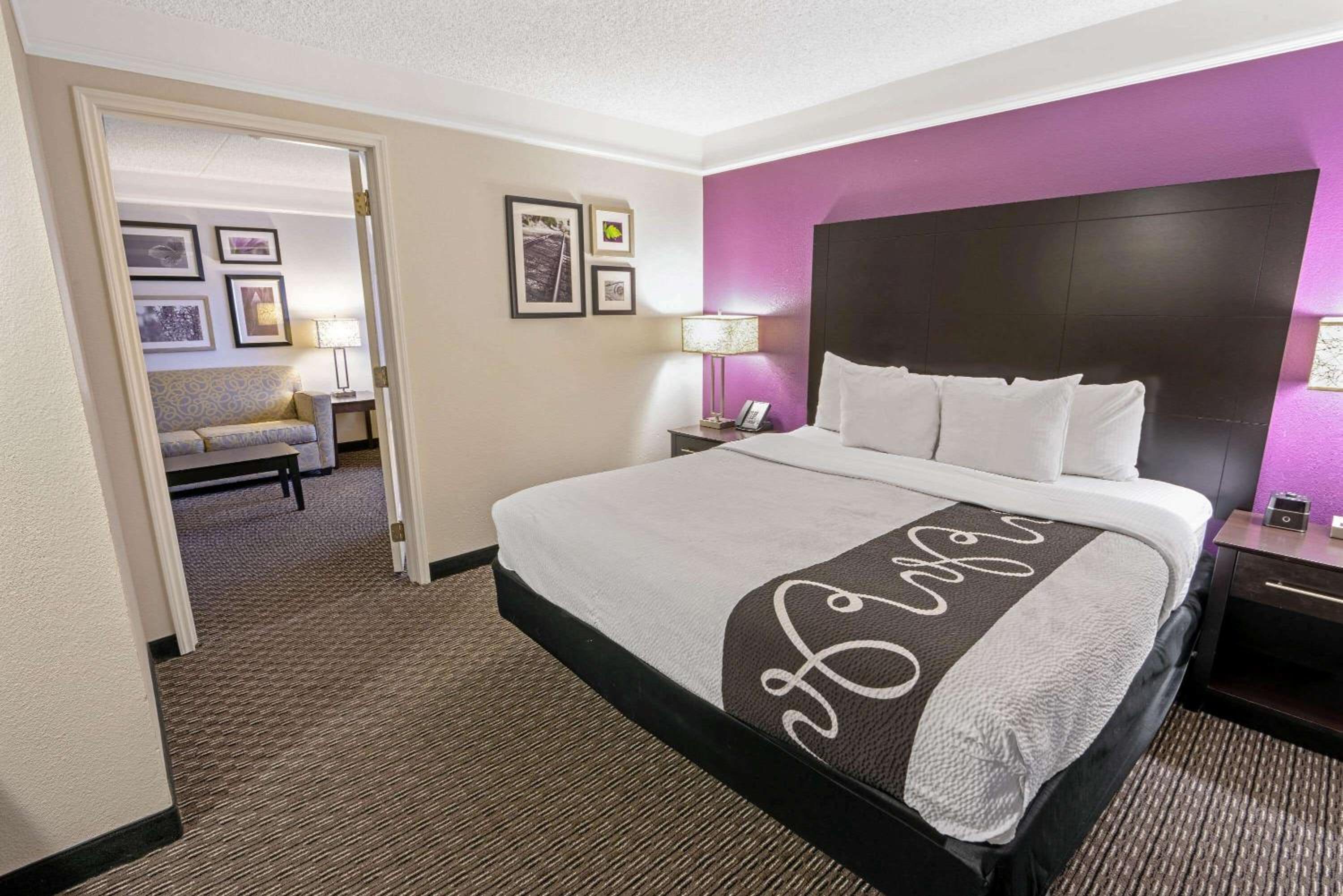 Deluxe King Suite with Sofa Bed - Photo 2