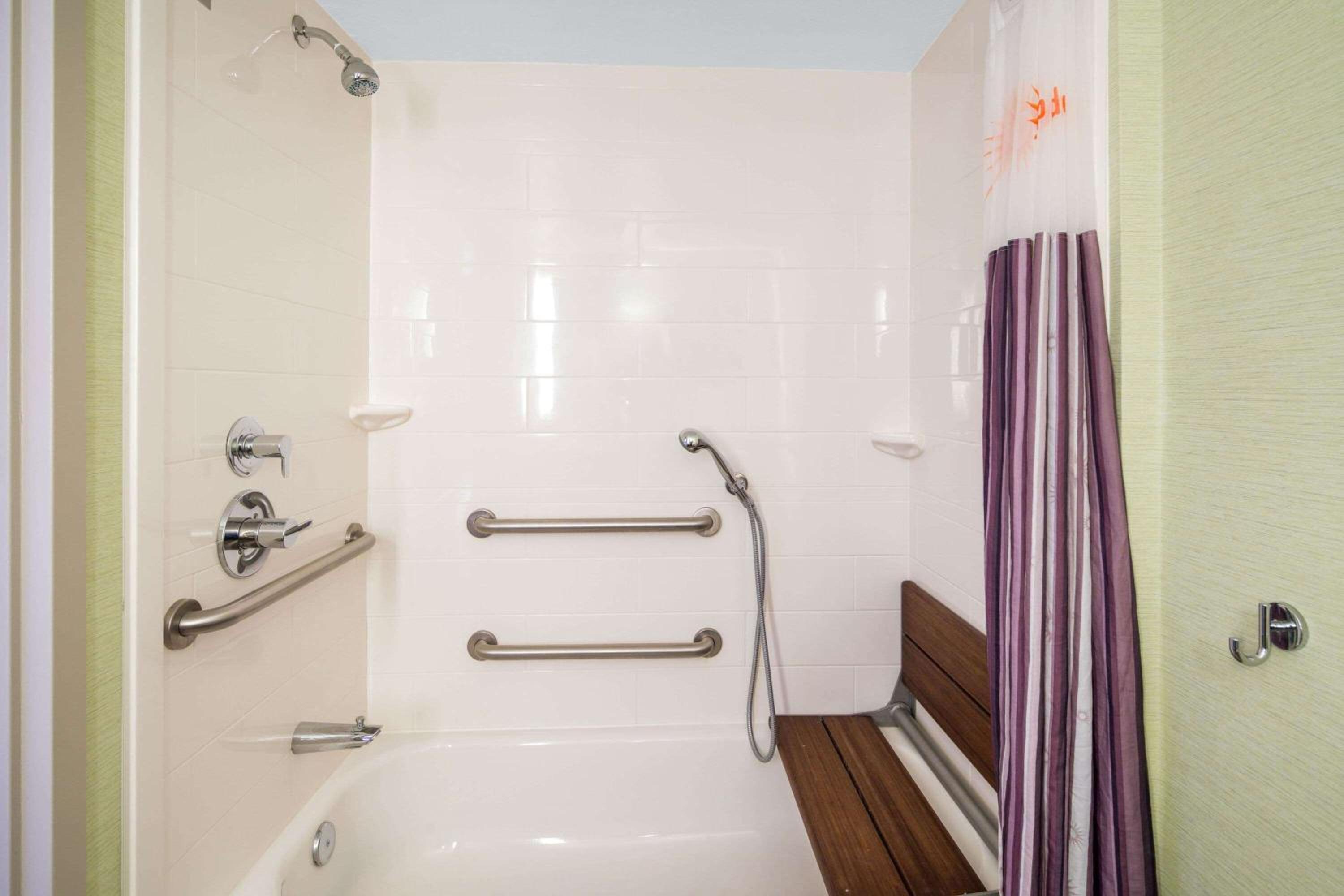 King Room with Bath Tub - Mobility Accessible/Non-Smoking - Photo 5