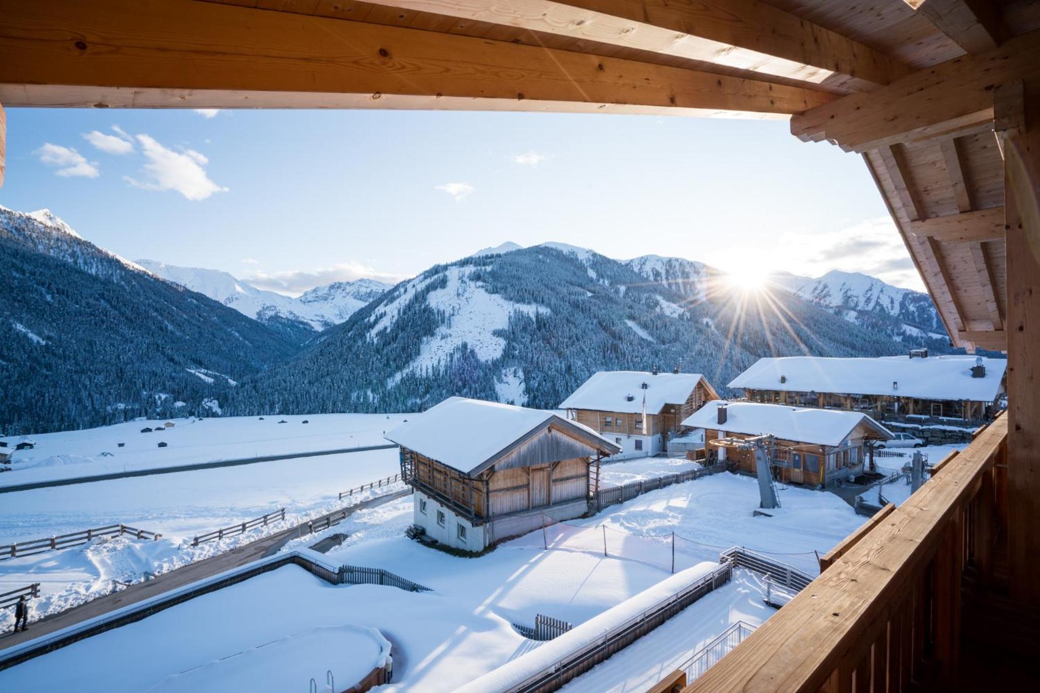 Two-Bedroom Deluxe Suite with Mountain View - Photo 8