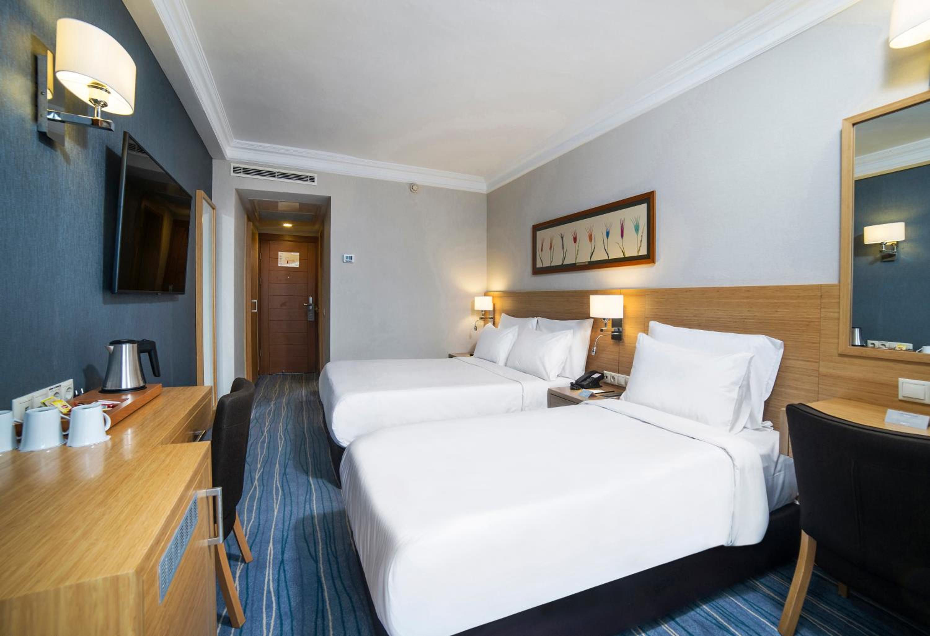 Standard Room with Balcony and Sea View - Non-Smoking photo 2