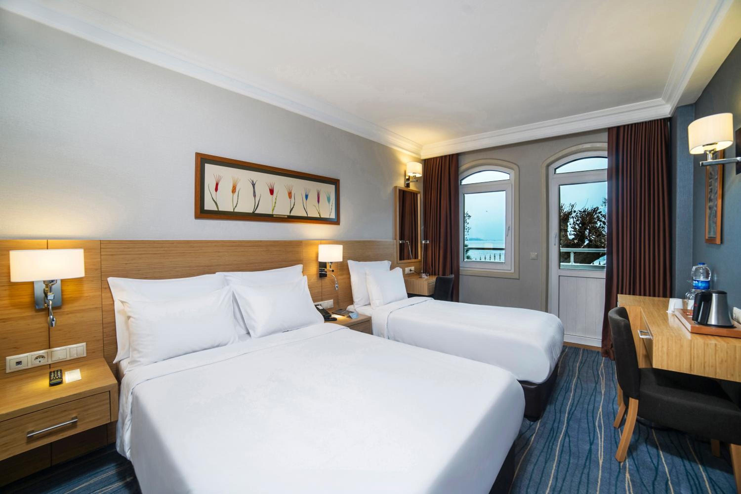 Standard Room with Balcony and Sea View - Non-Smoking photo 1