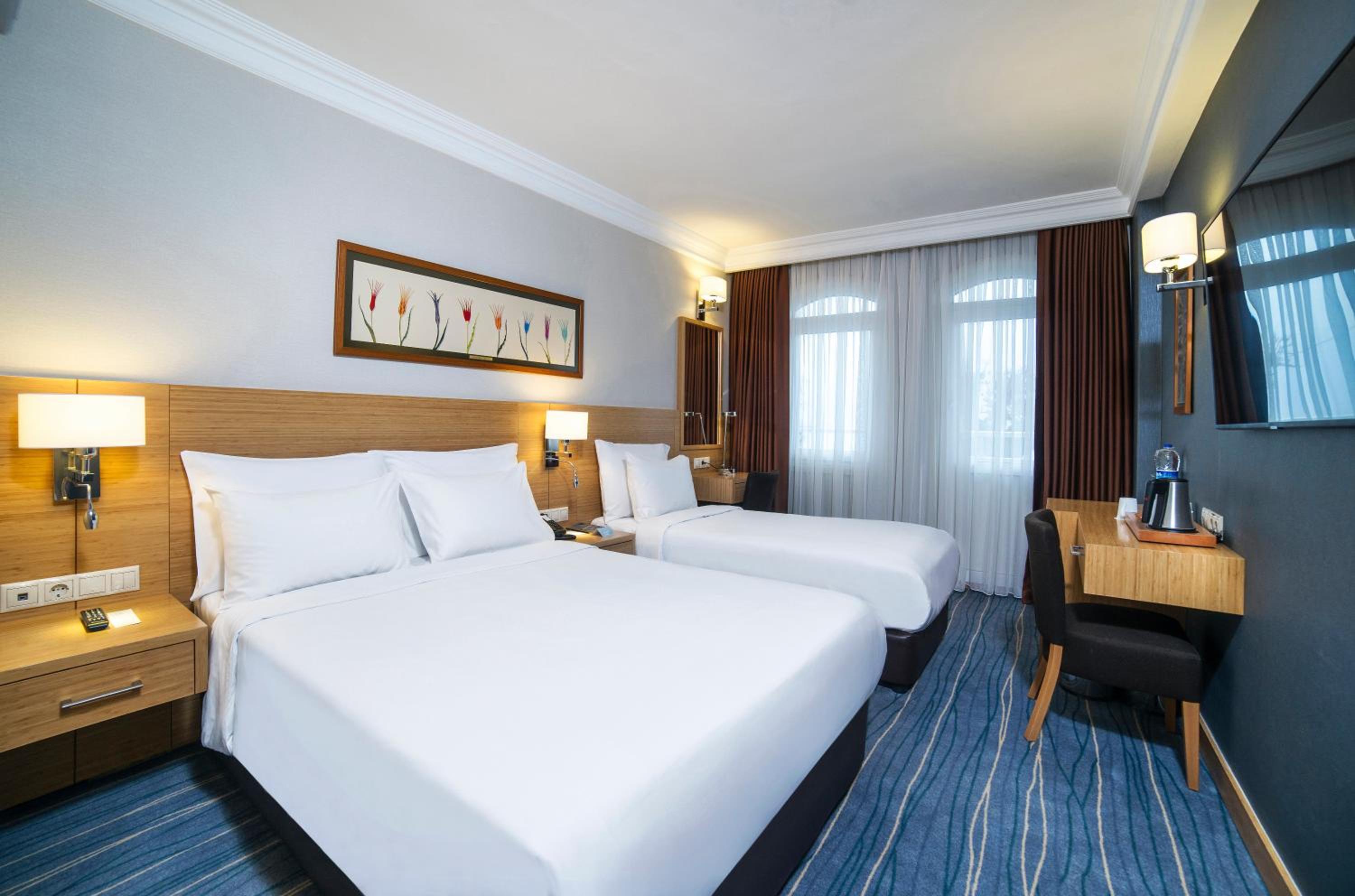 Standard Room with Balcony and Sea View - Non-Smoking photo 3