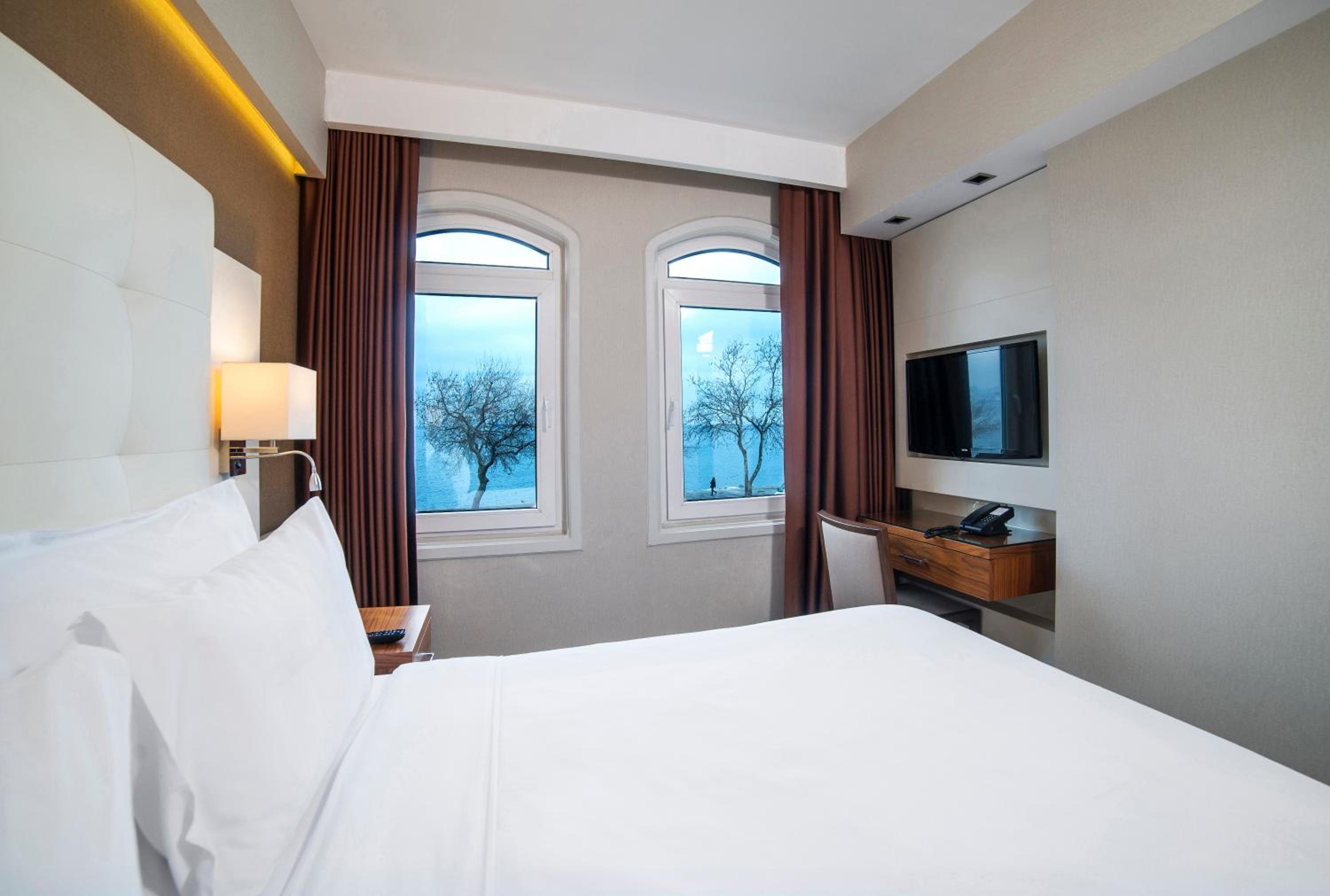 Superior Room with Balcony and Sea View - Non-Smoking photo 3