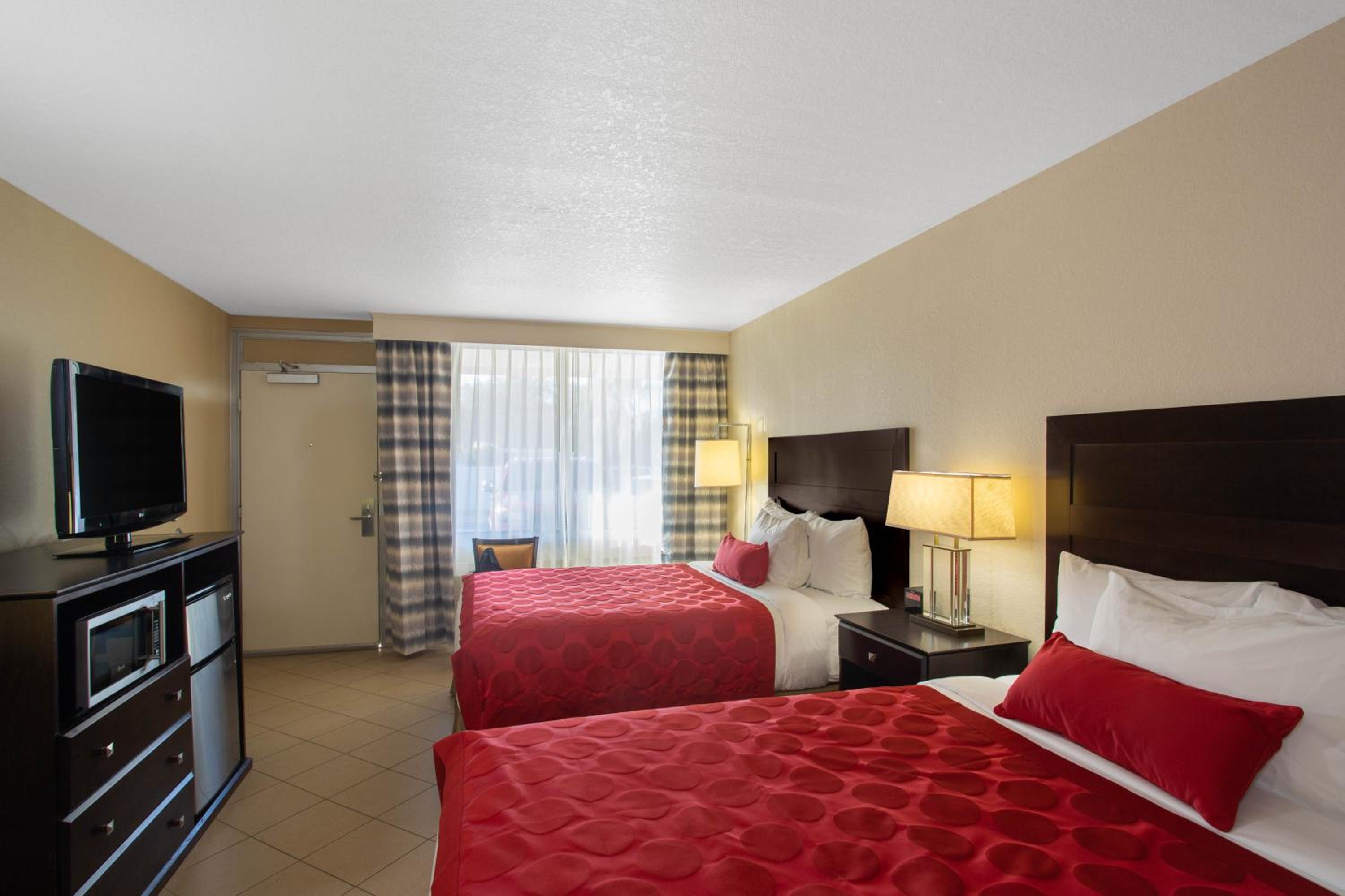 Queen Room with Two Queen Beds and Street View - Non-Smoking - Photo 4