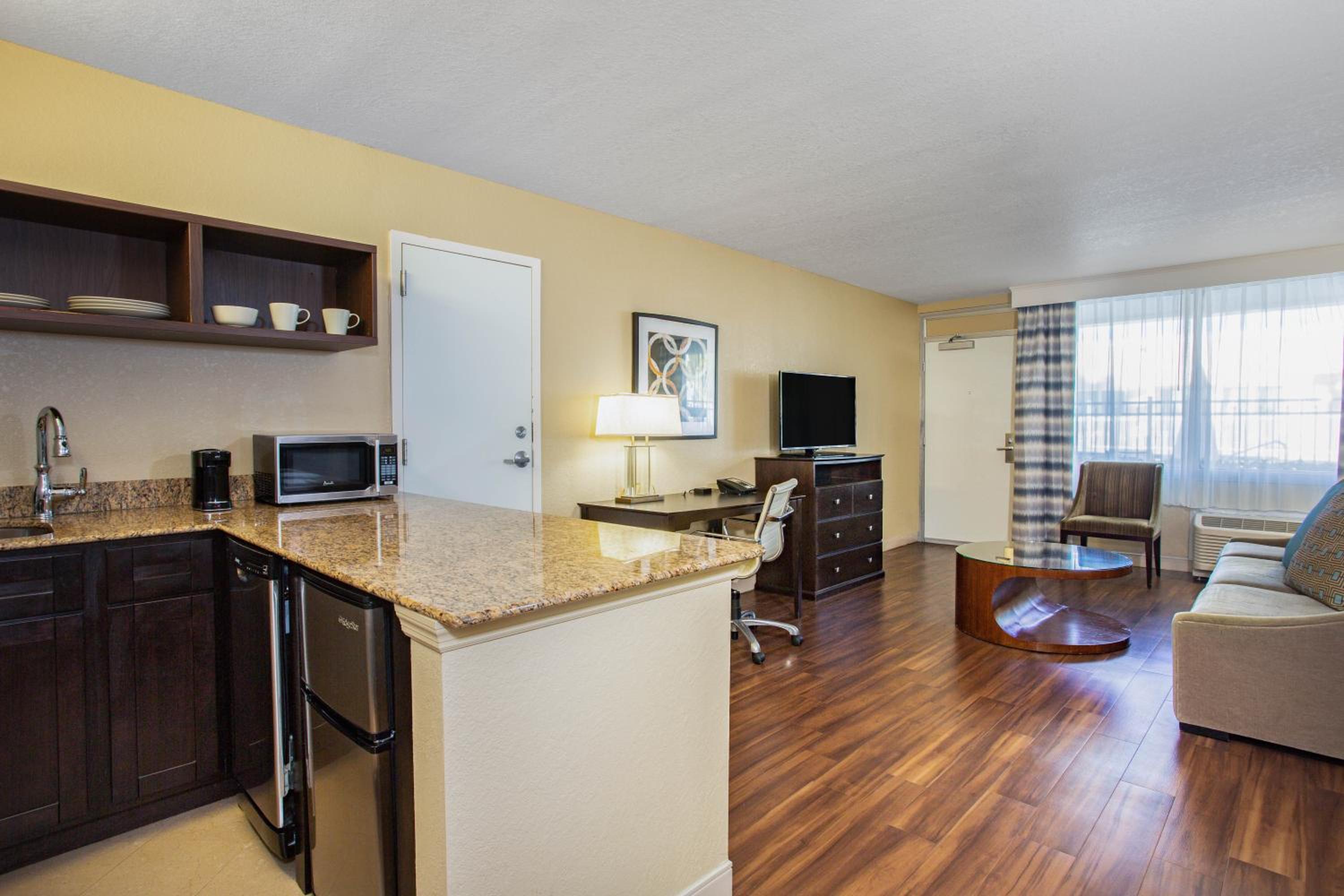 One-Bedroom King Suite - Non-Smoking - Photo 3
