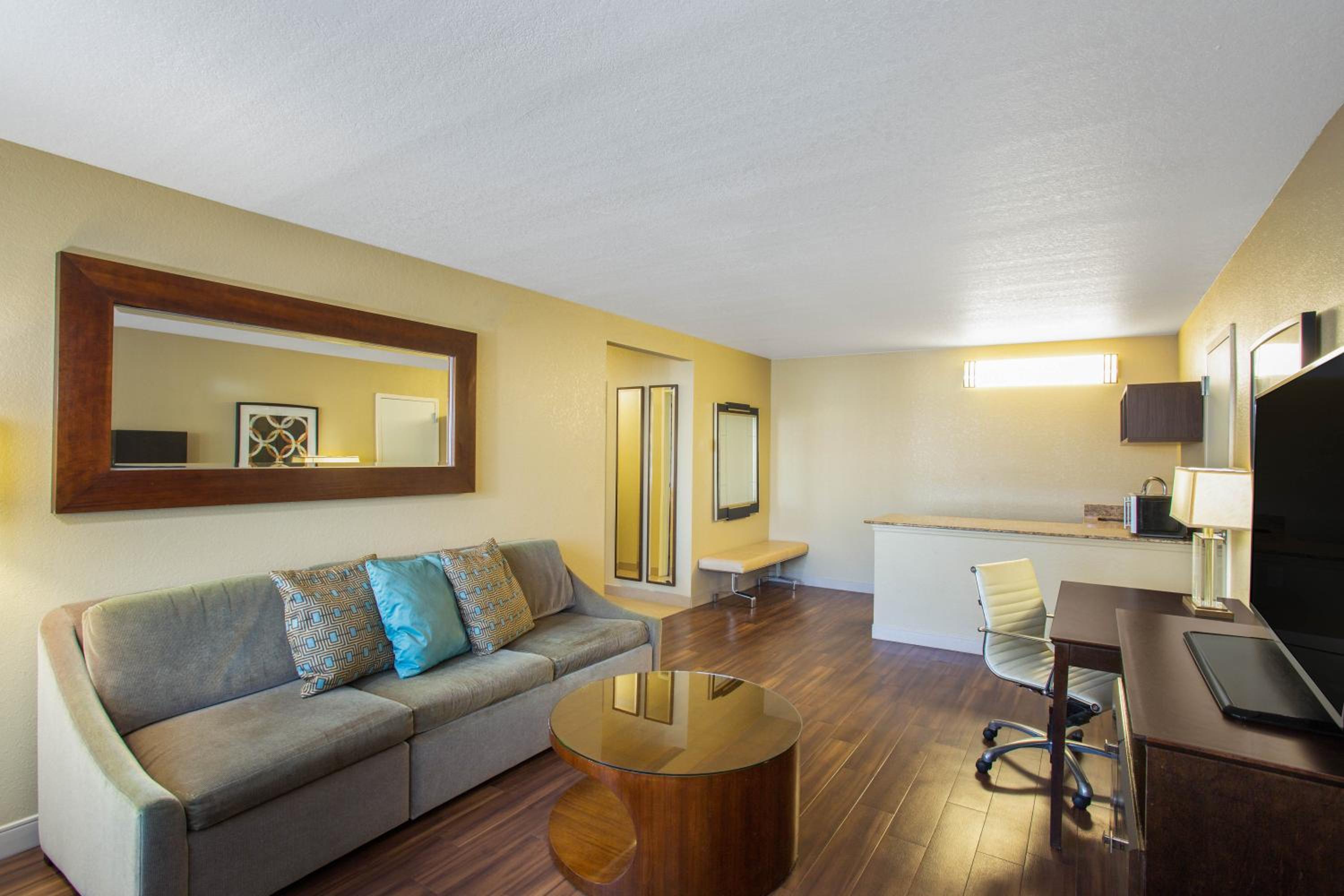 One-Bedroom King Suite - Non-Smoking - Photo 2