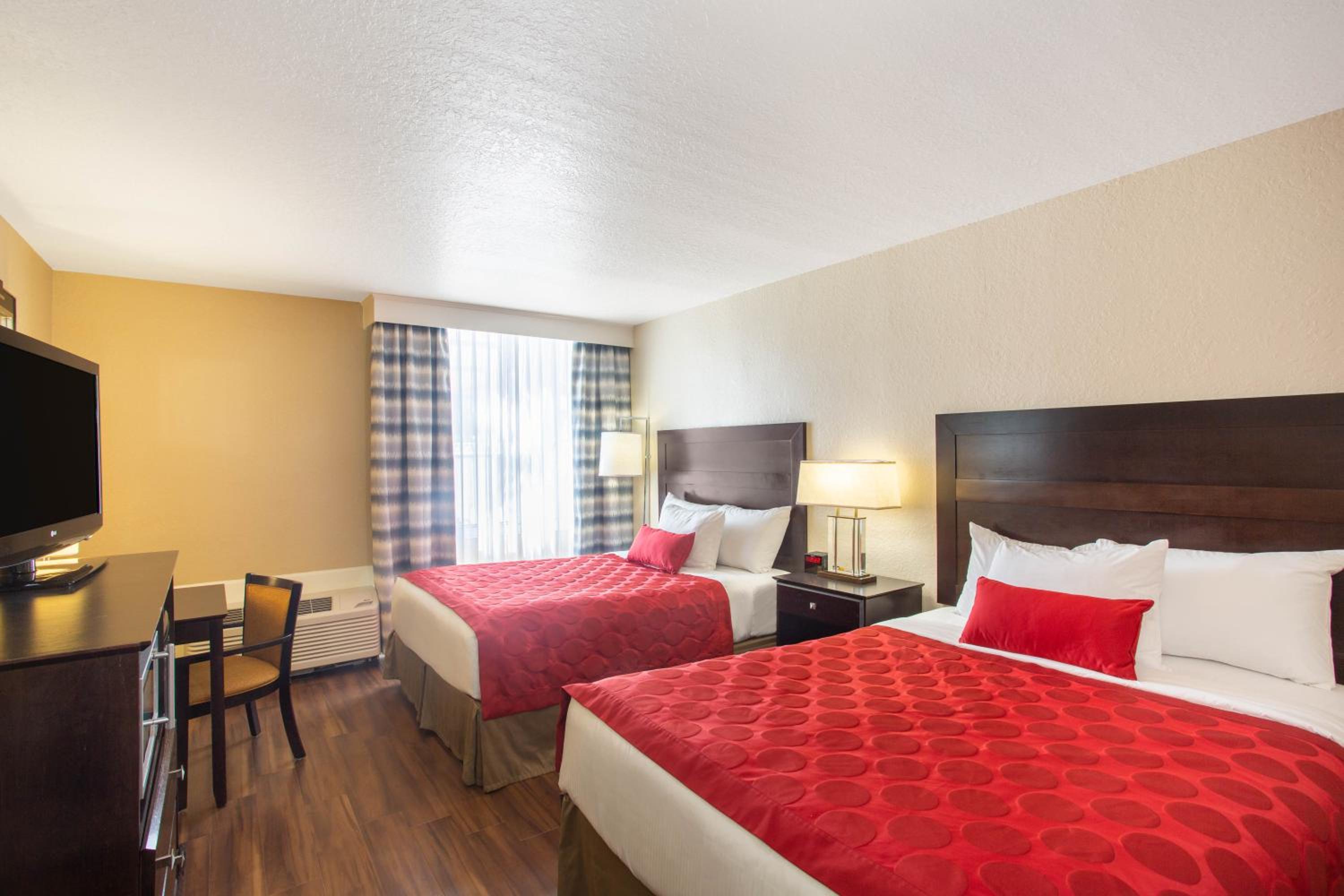 Queen Room with Two Queen Beds and Courtyard Vew - Non-Smoking - Photo 5