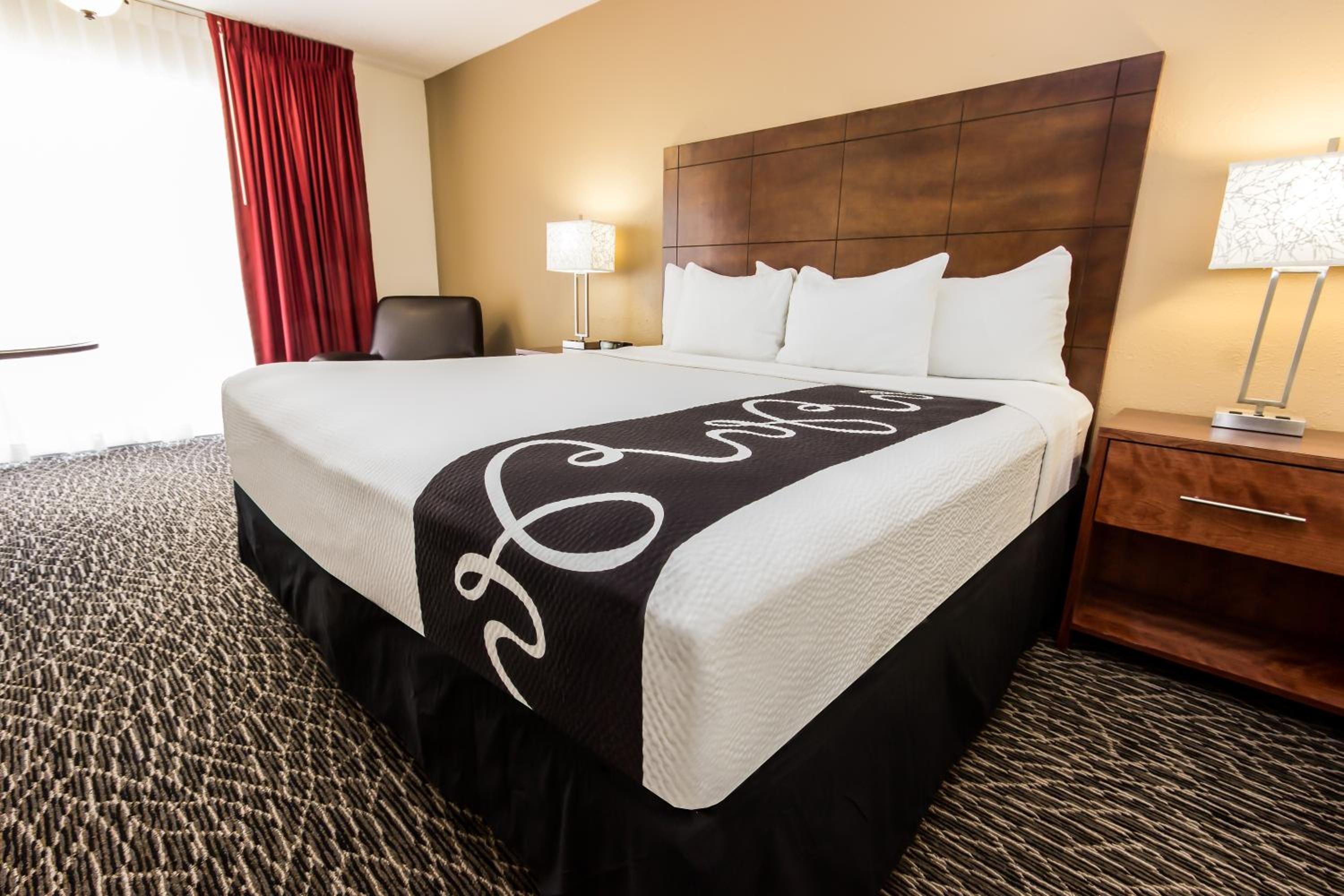Deluxe King Room - Photo 4