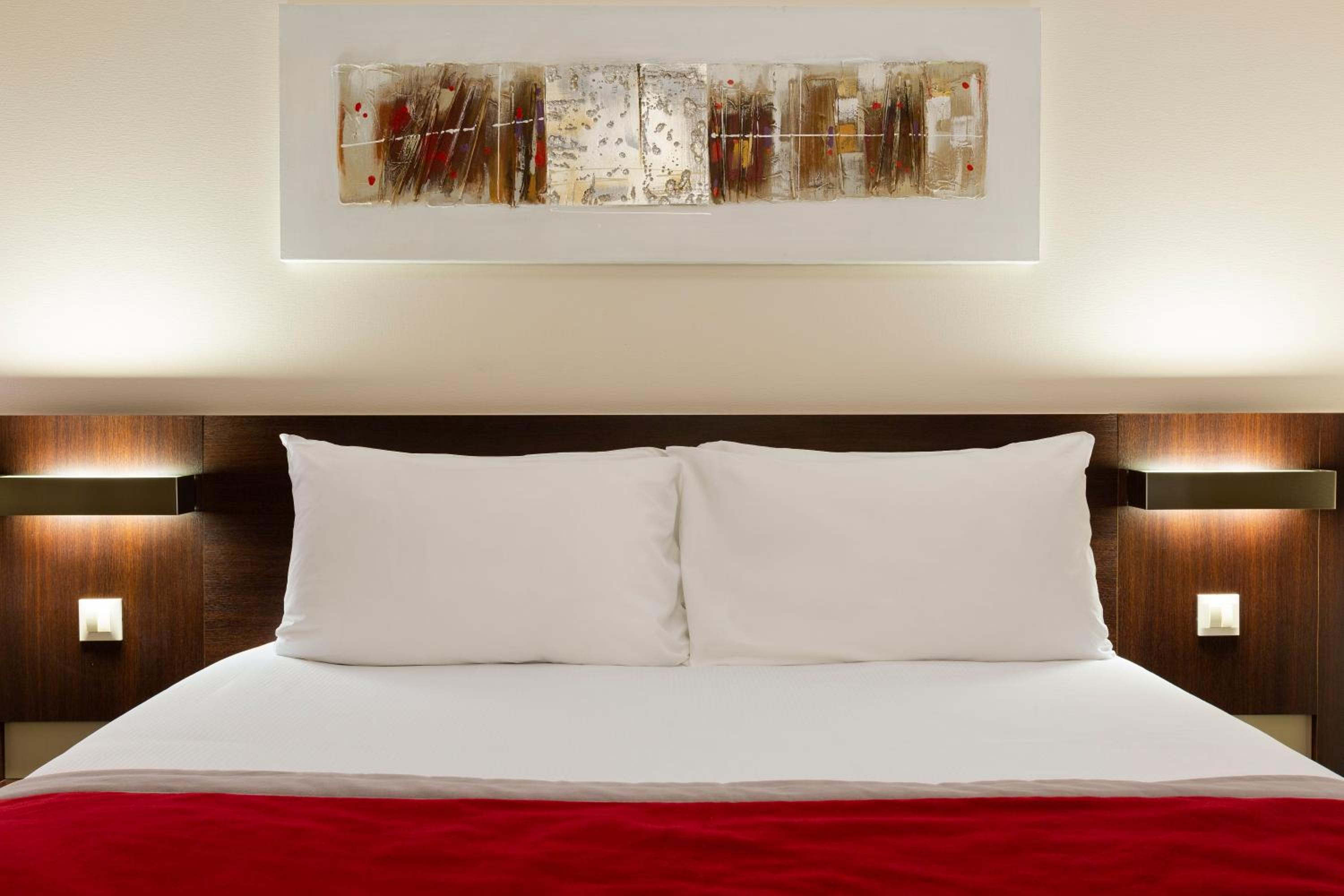 Queen Room with Lake View - Photo 1