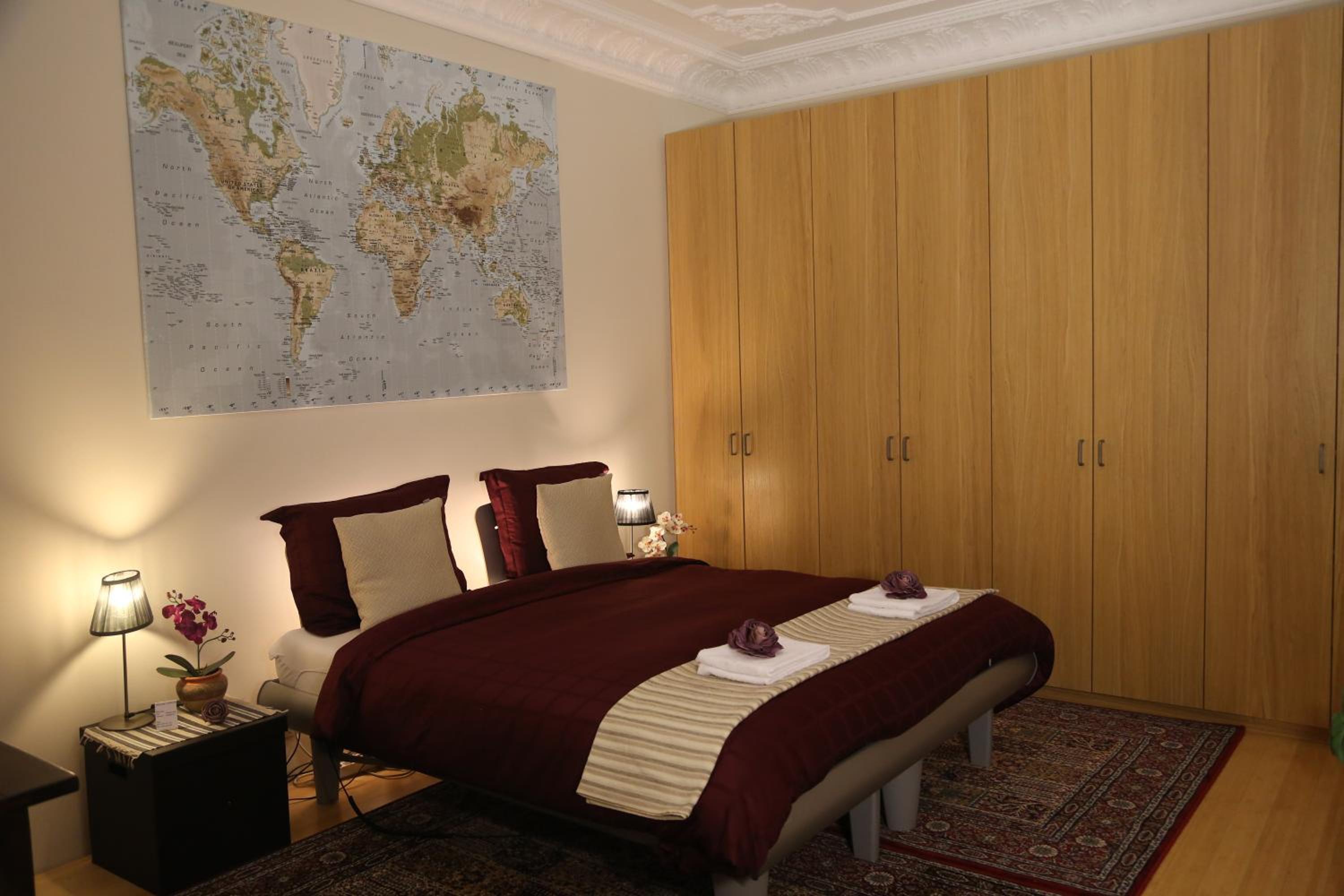 Two Connecting Double Rooms - Photo 2